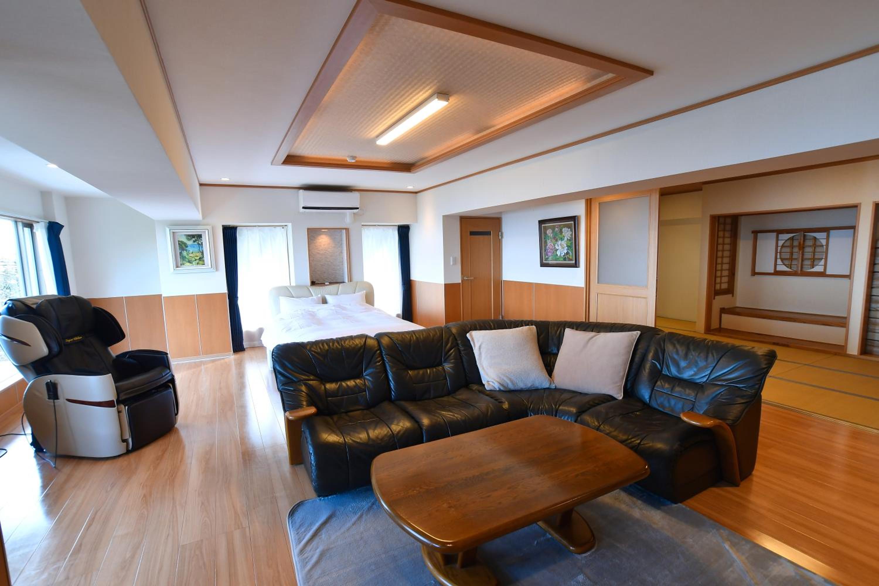 Deluxe Suite with Sea View - Photo 19