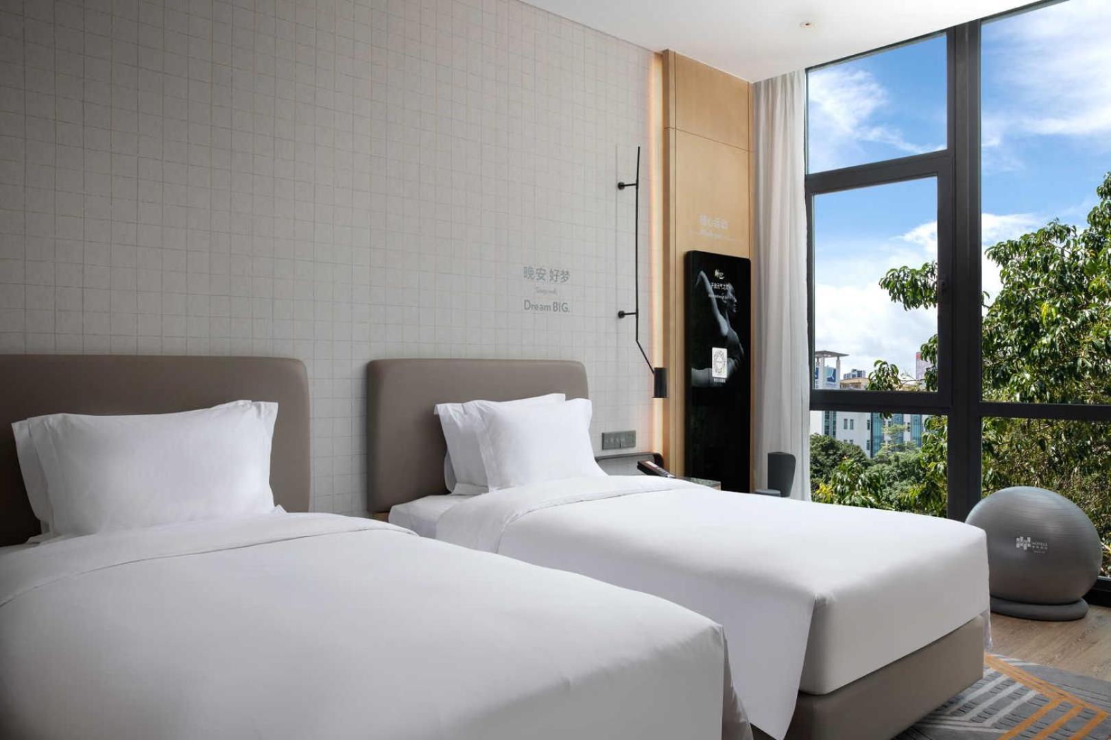 Premium Double Room with Two Double Beds and City View - Photo 9