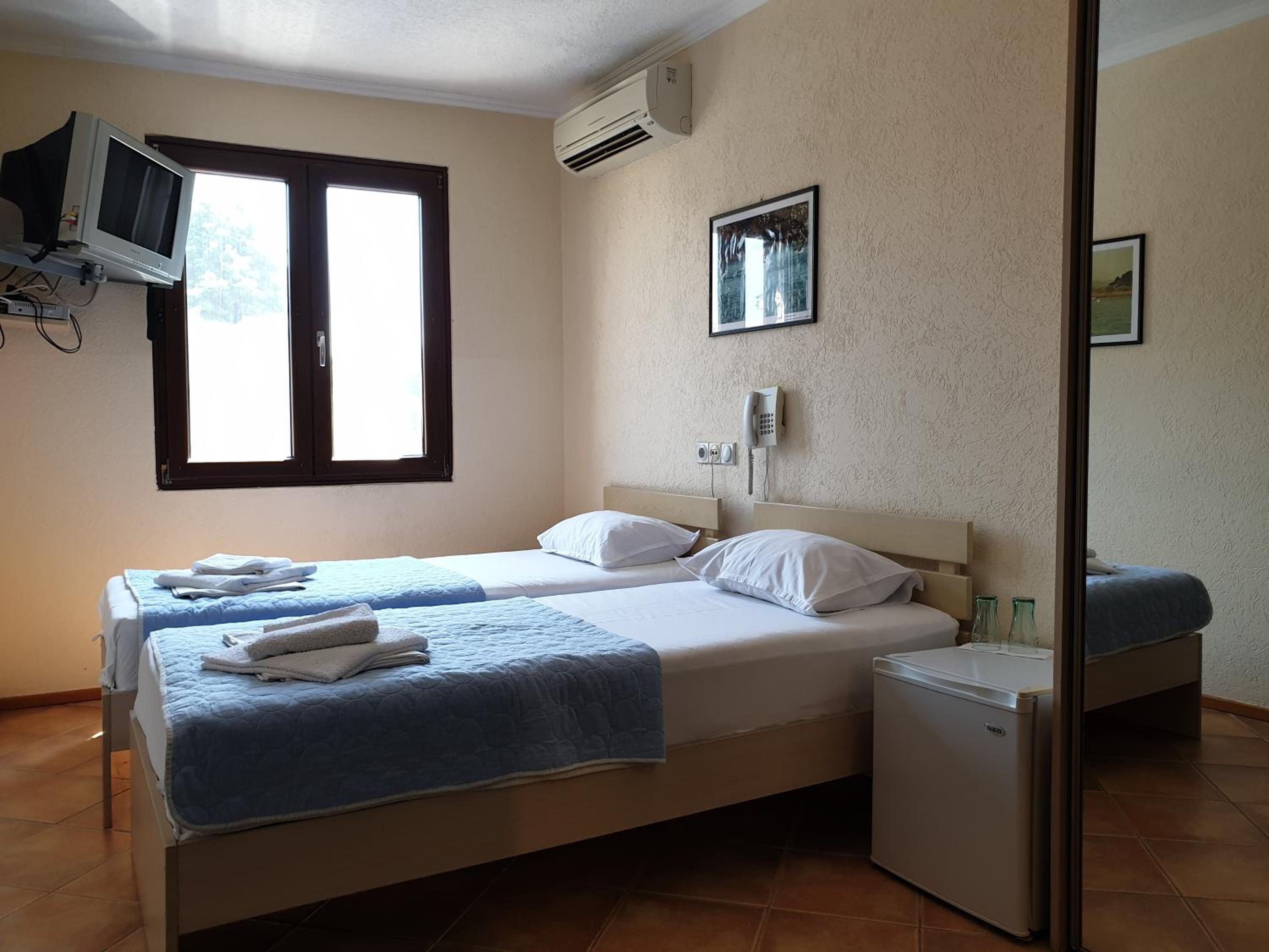 Standard Twin Room - Photo 1
