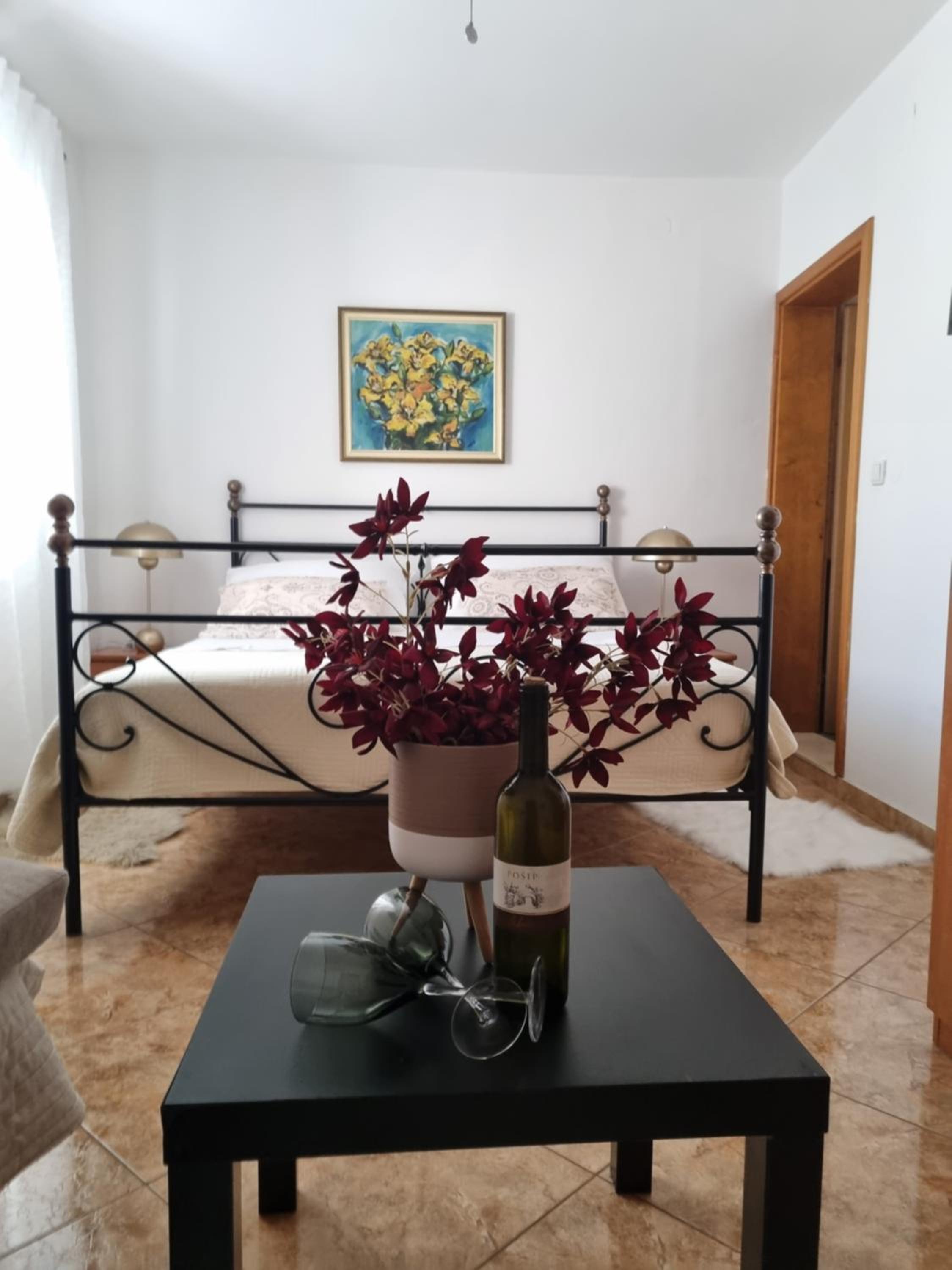 One-Bedroom Apartment photo 1