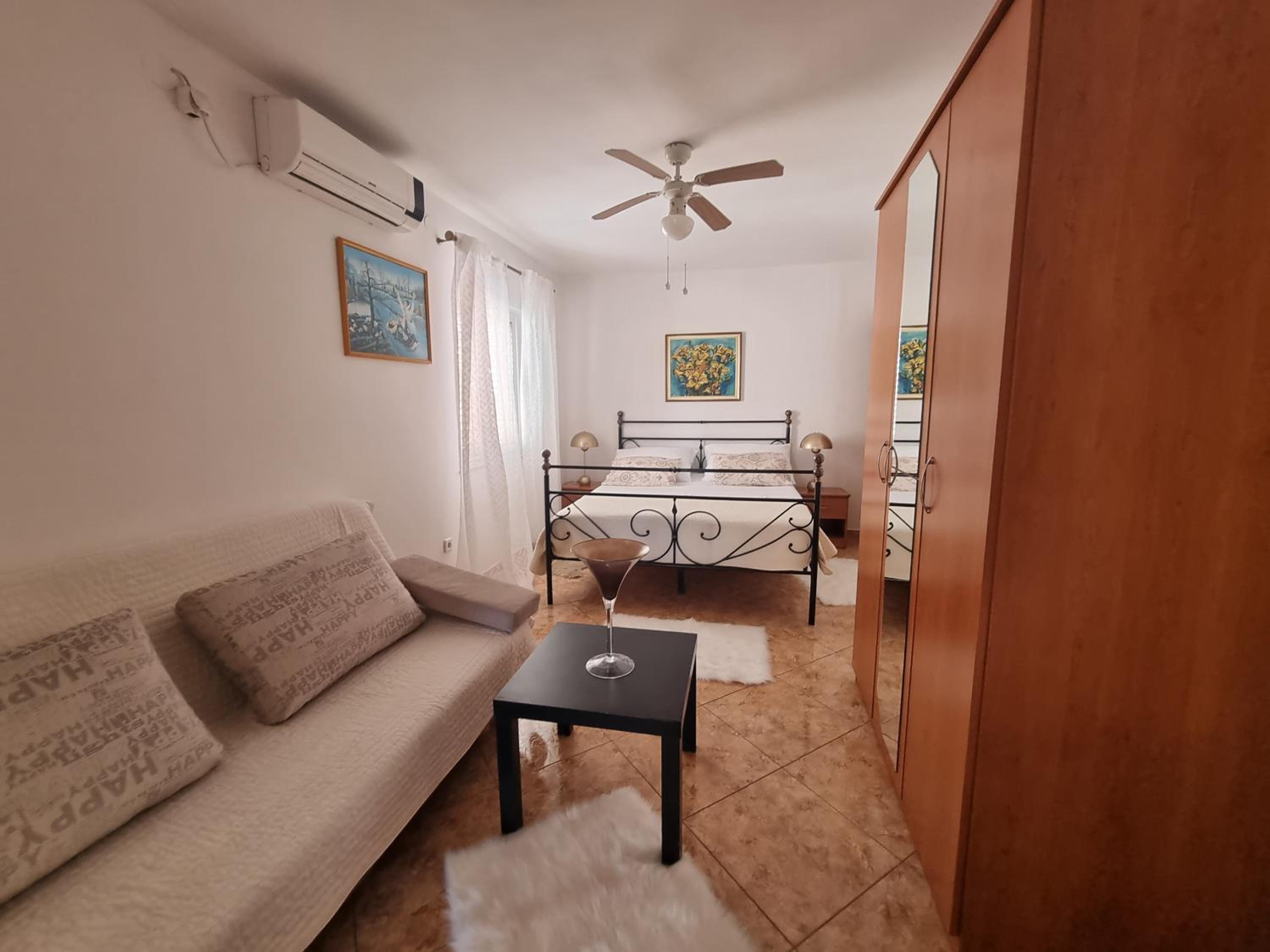 One-Bedroom Apartment photo 2