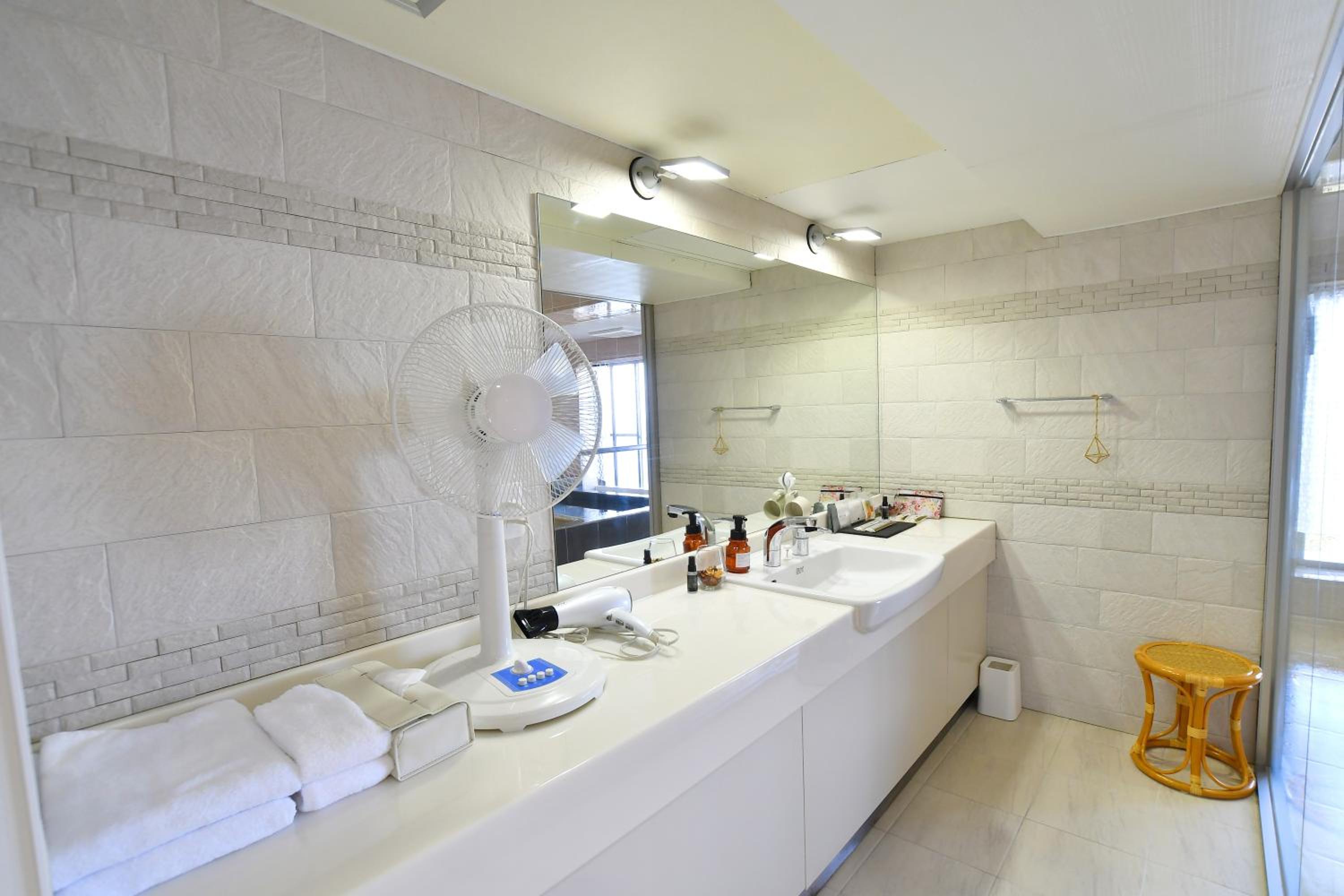 Deluxe Suite with Sea View - Photo 14