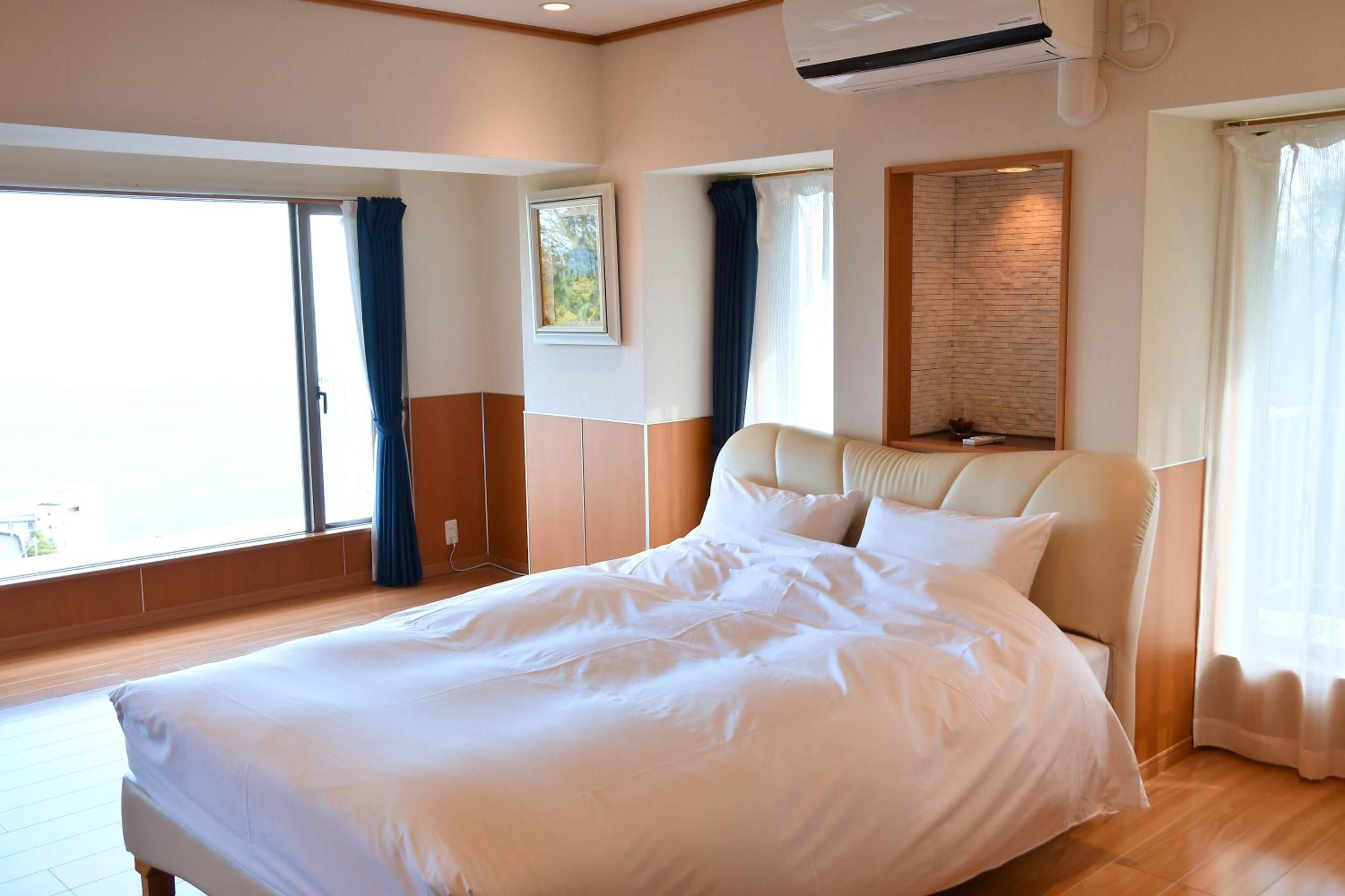 Deluxe Suite with Sea View - Photo 18