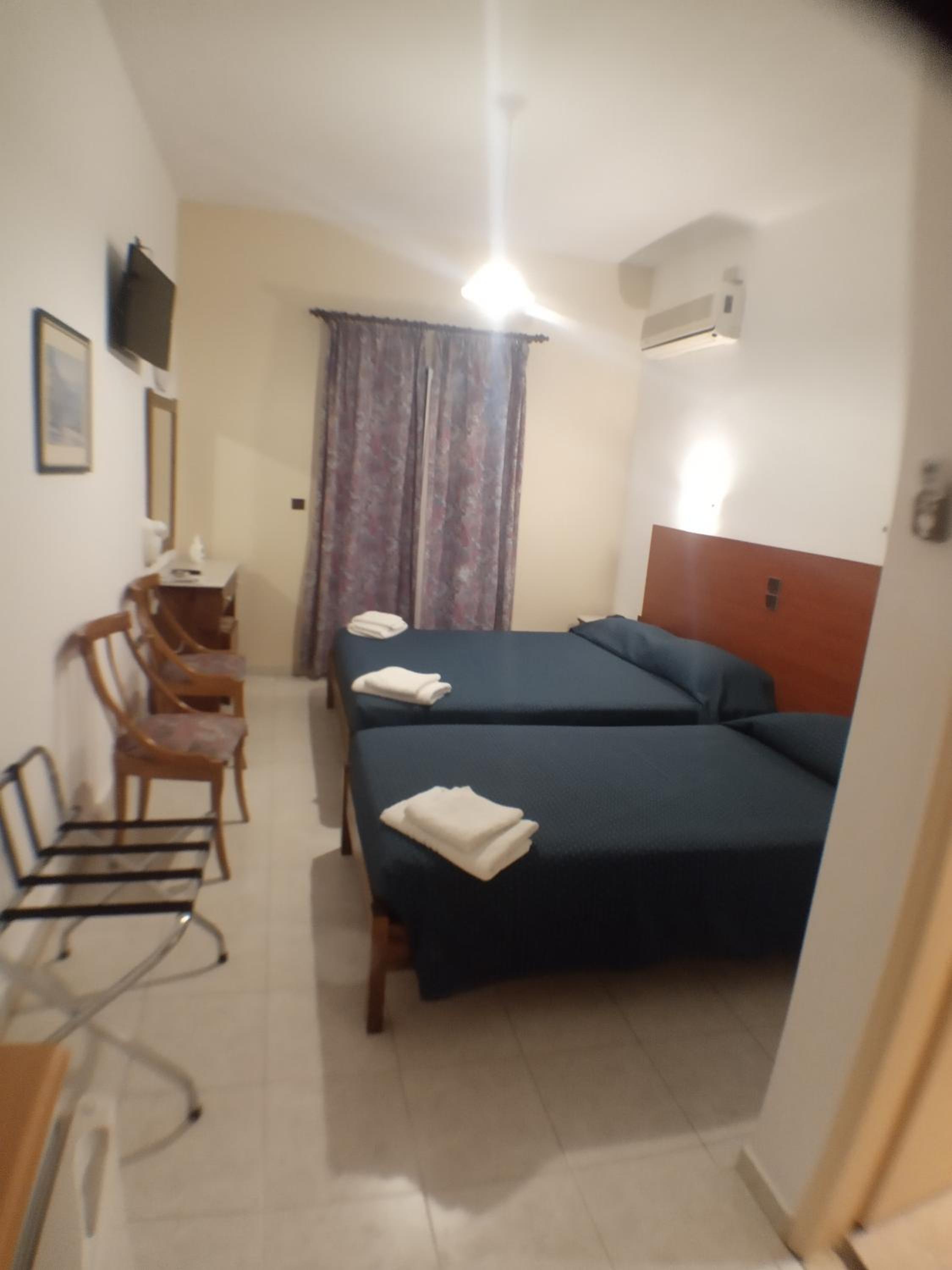 Standard Double or Twin Room with Sea View - Photo 21