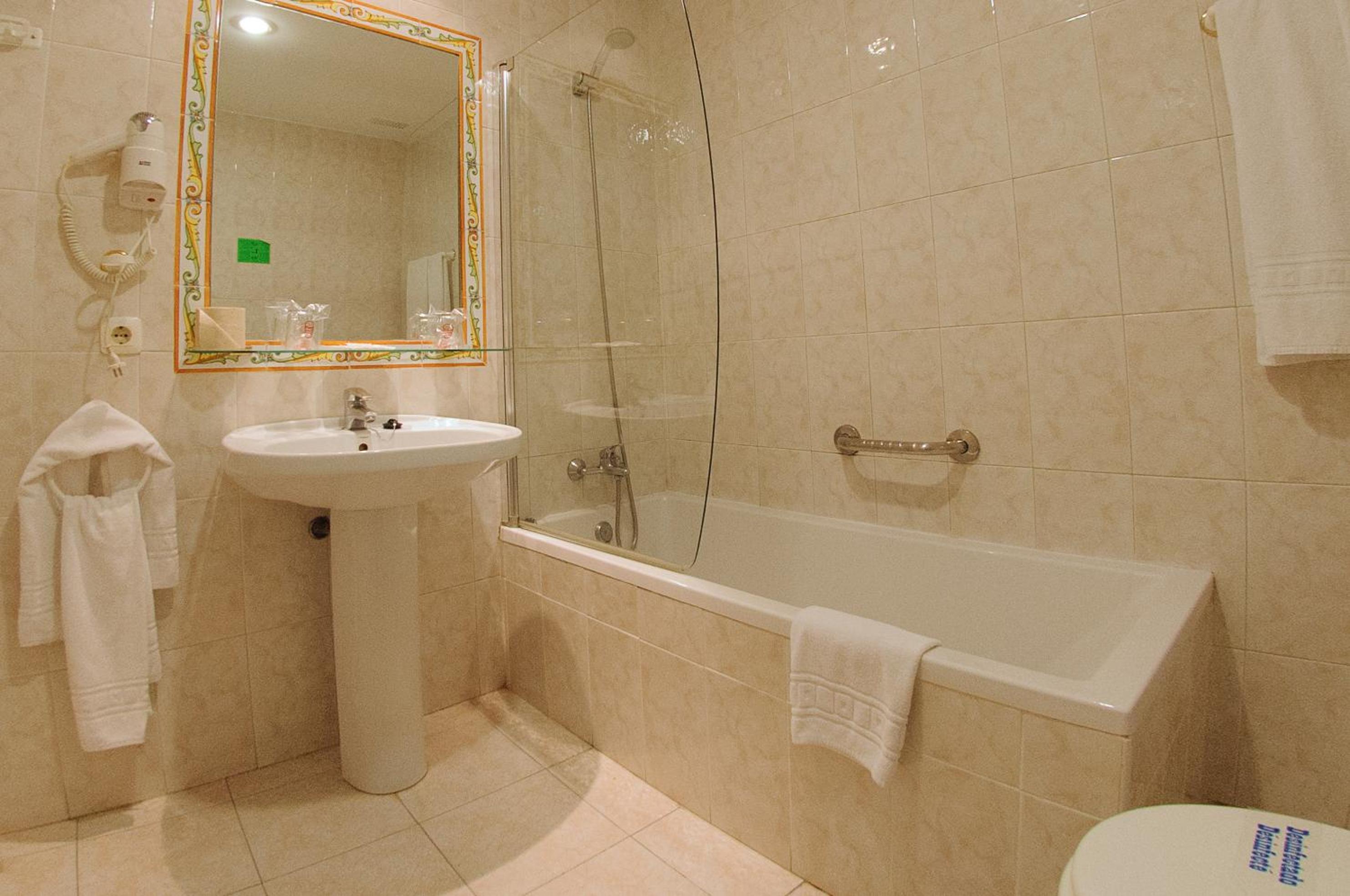 Double or Twin Room - Photo 7