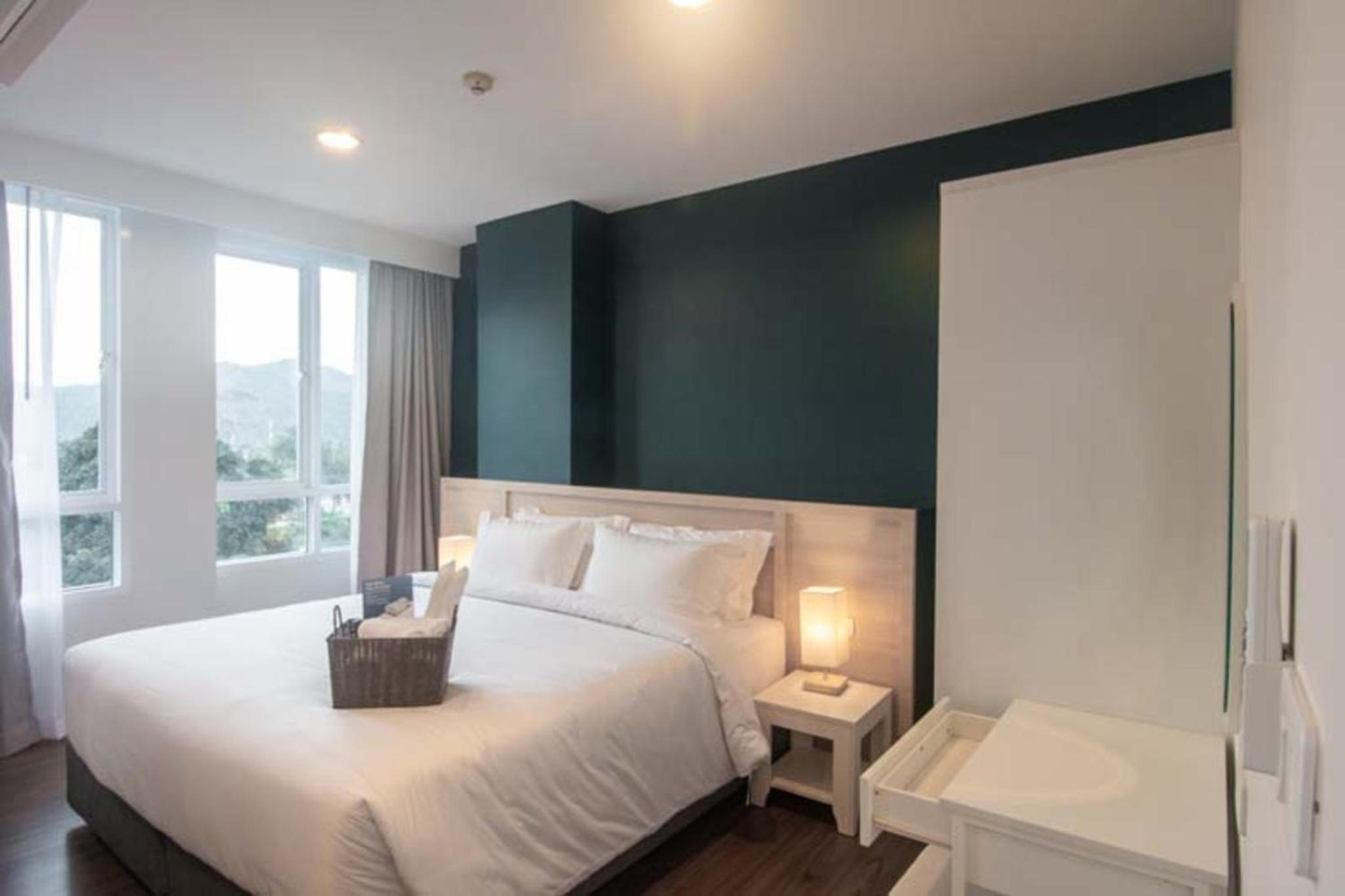Classic King Bed - Photo 15