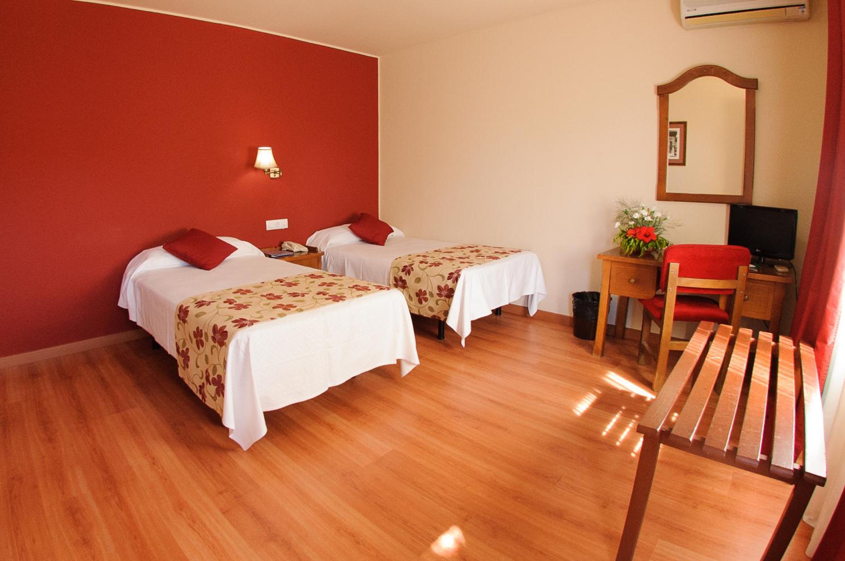 Triple Room (2 Adults + 1 Child) - Photo 1