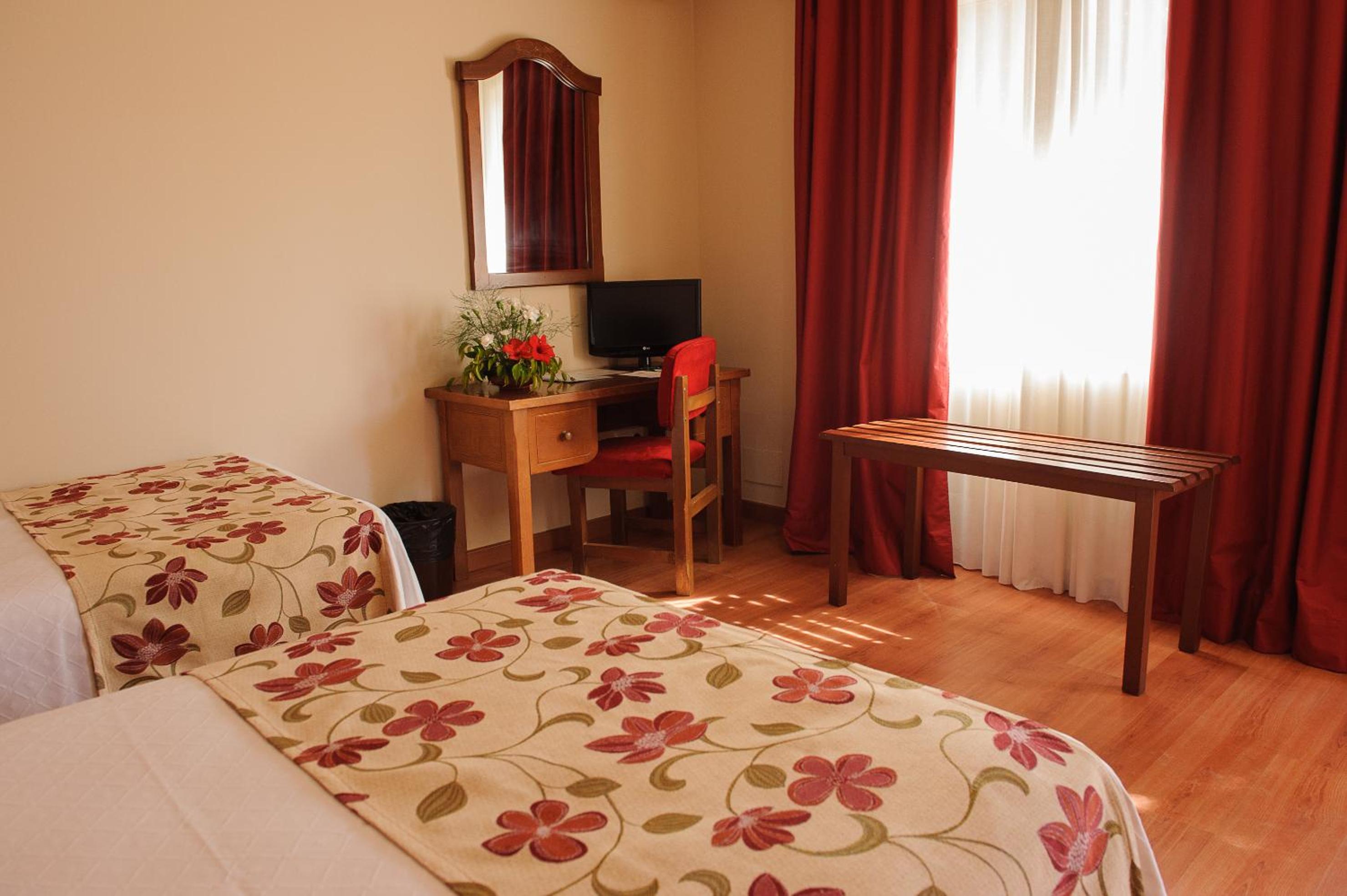 Double or Twin Room - Photo 5