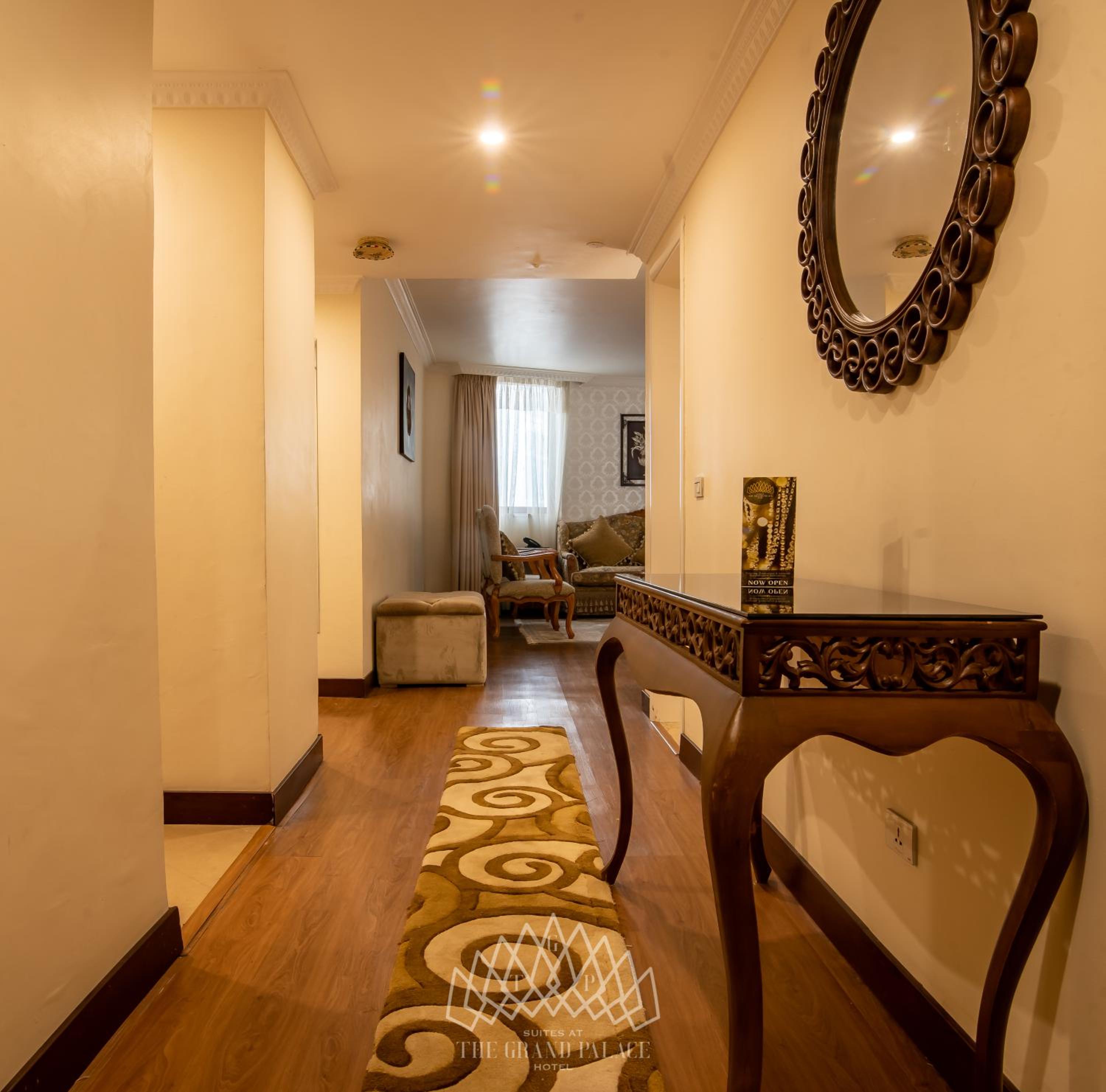 Executive Suite - Photo 8