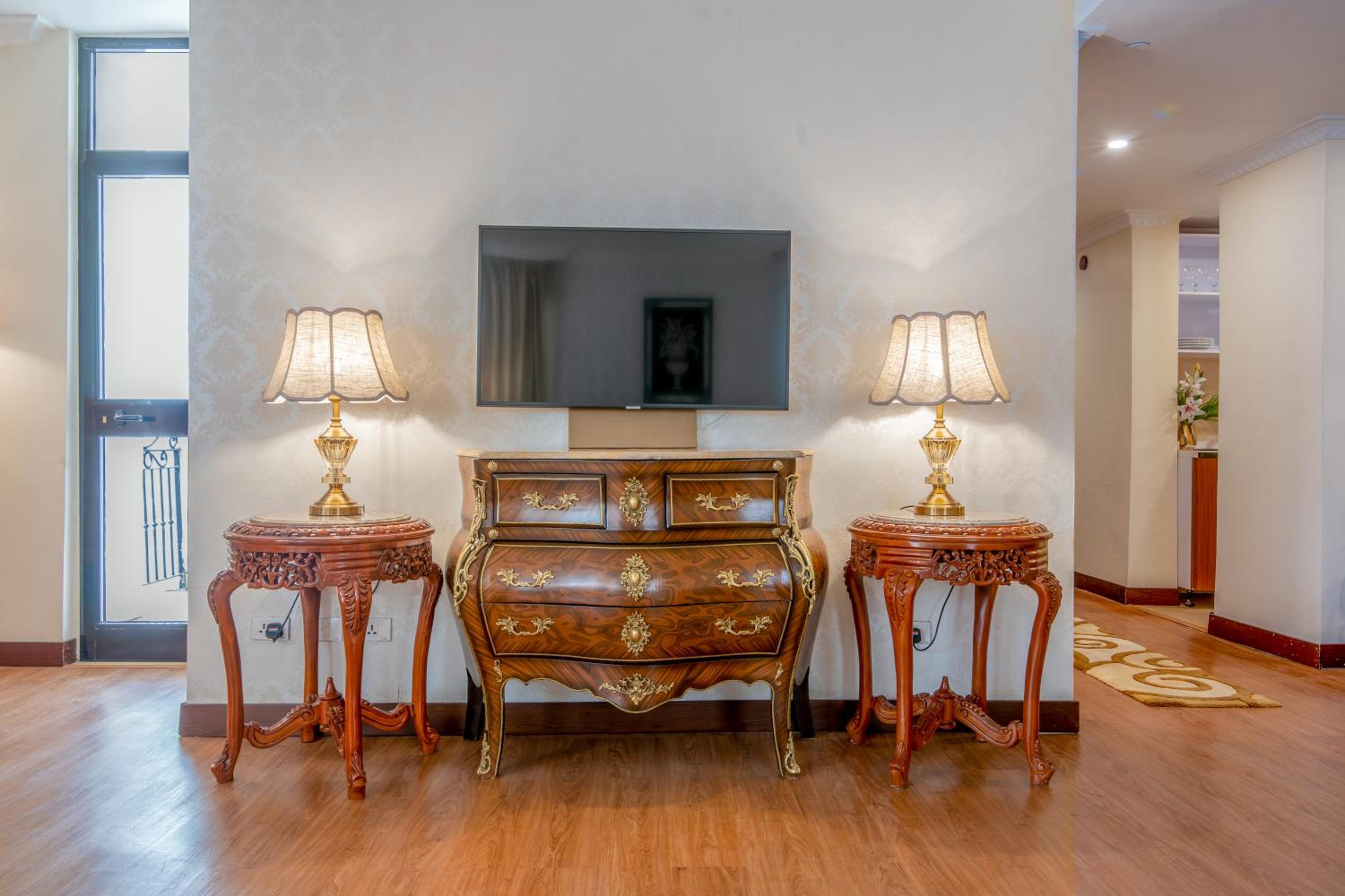 Executive Suite - Photo 2