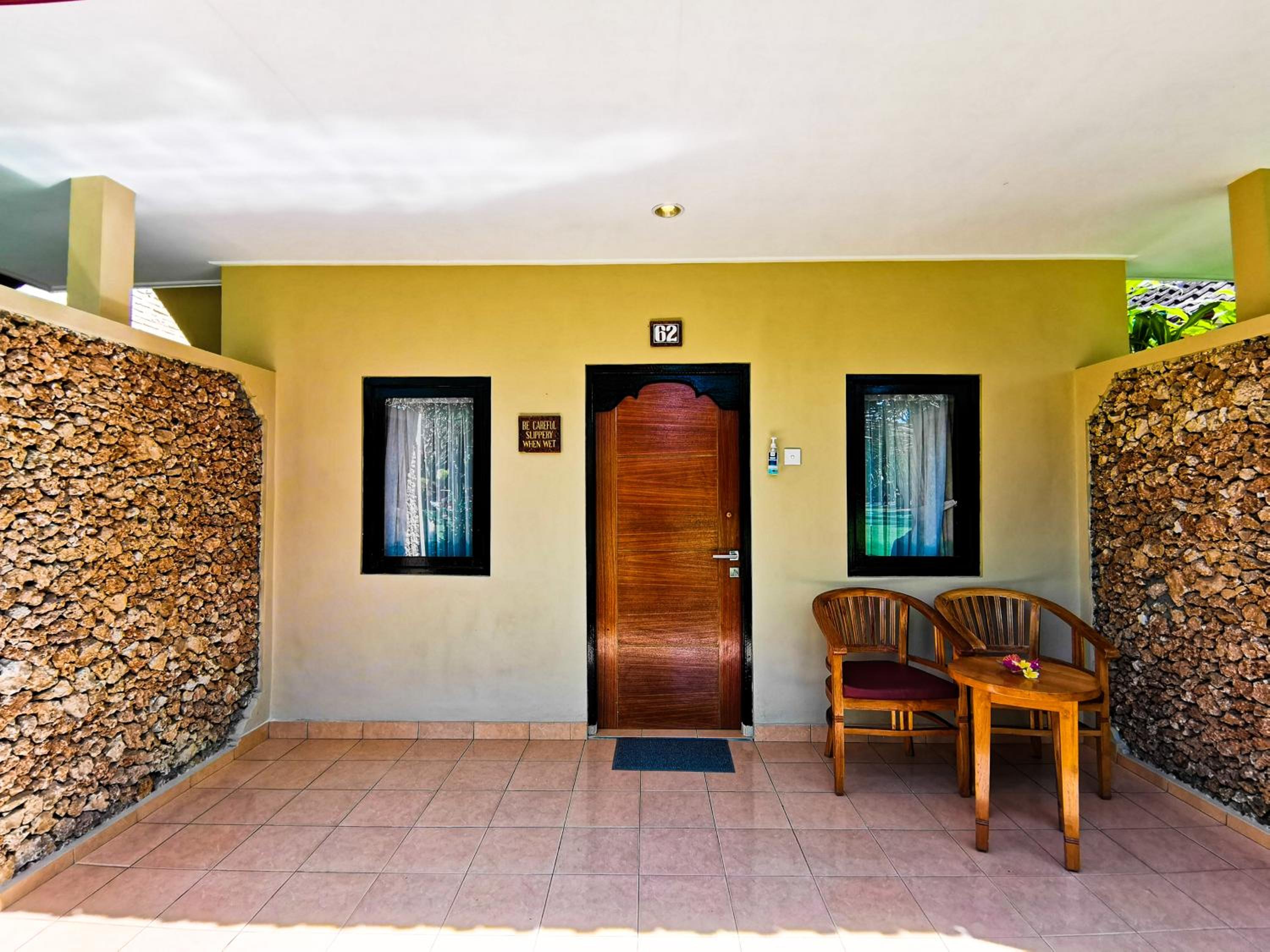 Poolside Bungalow with Terrace thumbnail 5