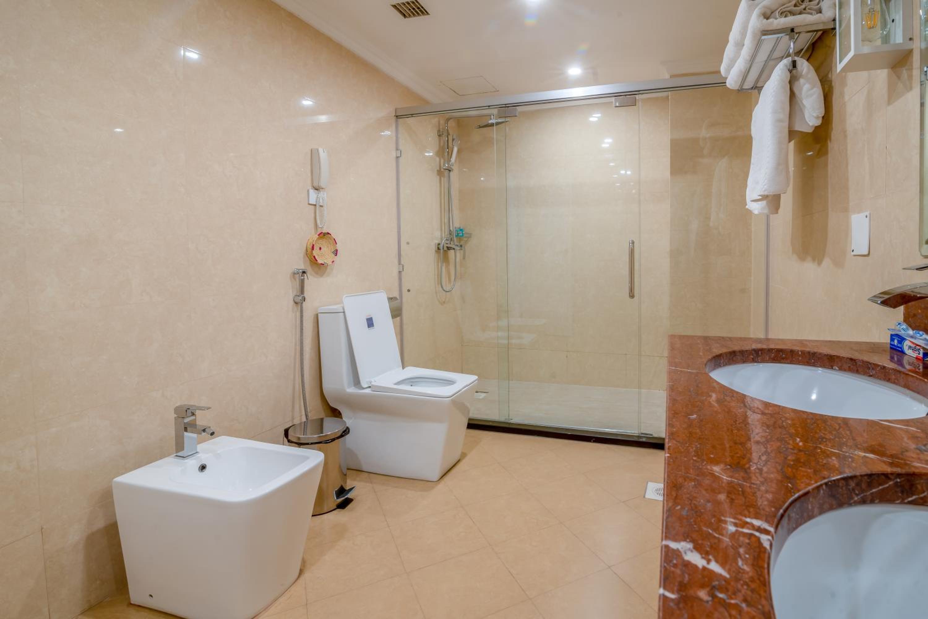 Executive Suite - Photo 1
