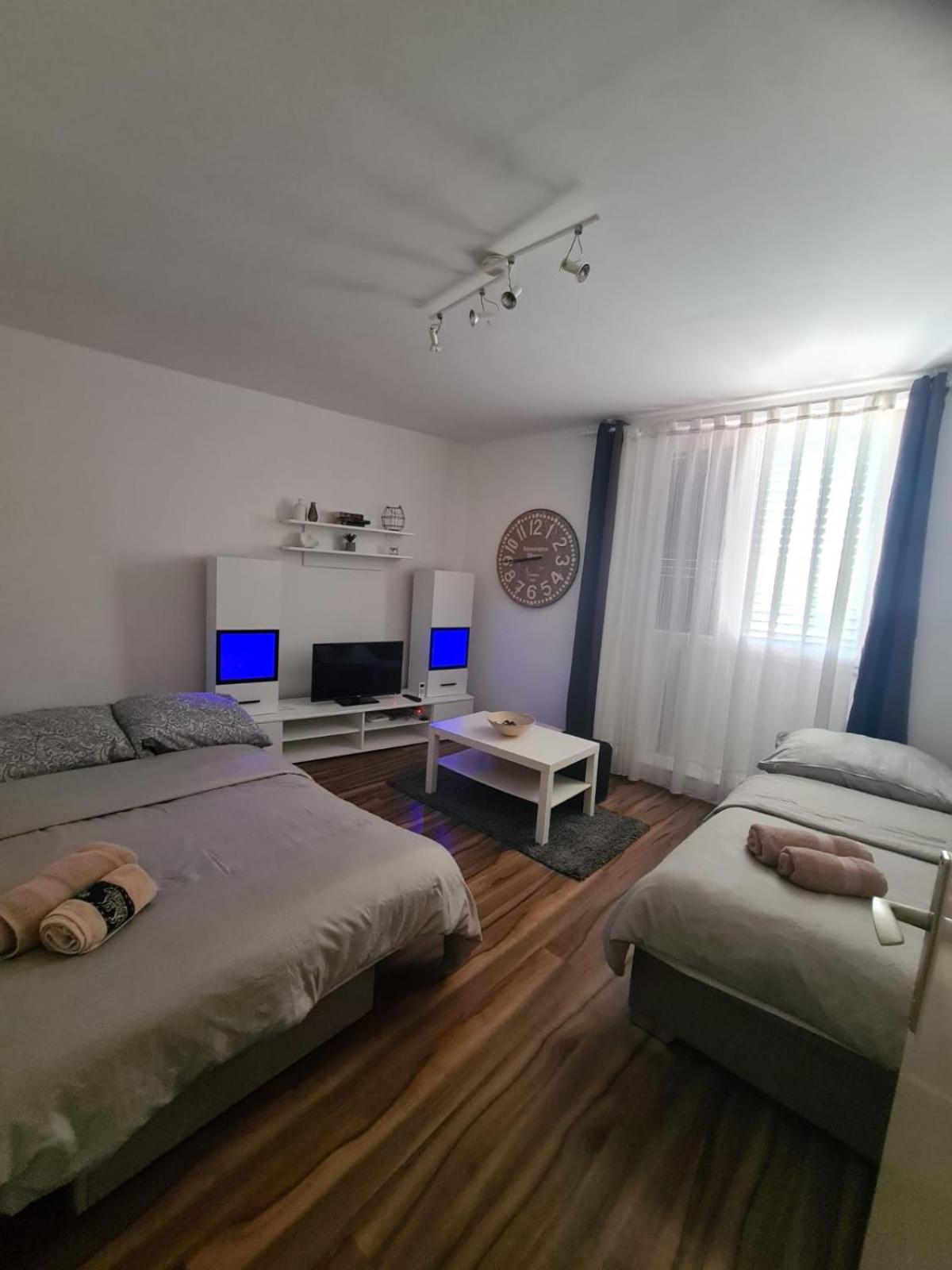 Studio Apartment - Photo 1