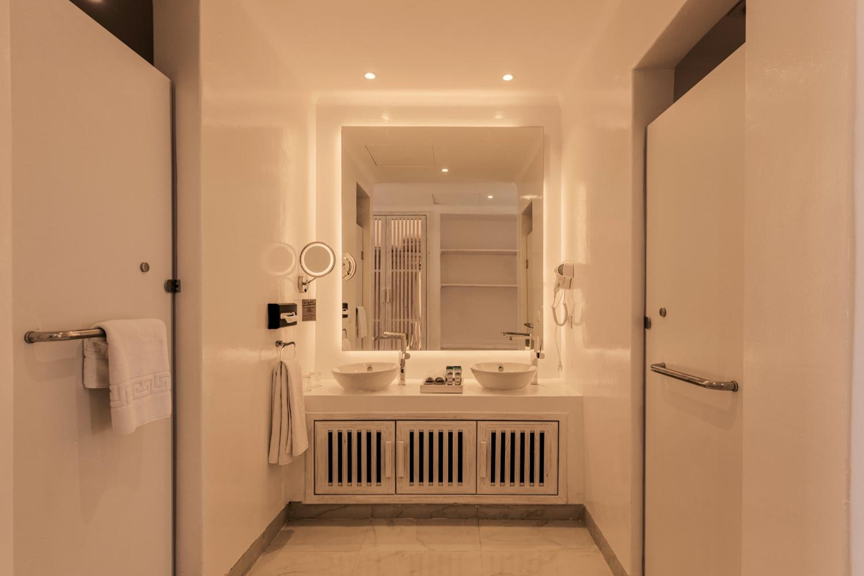 Deluxe Family Suite - Photo 1
