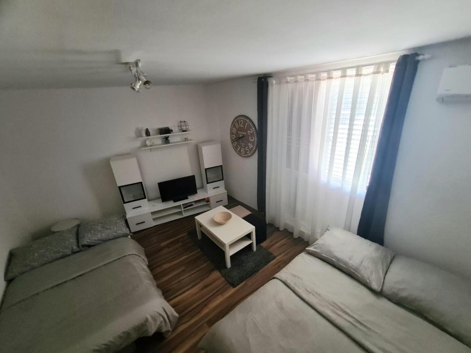 Studio Apartment - Photo 8