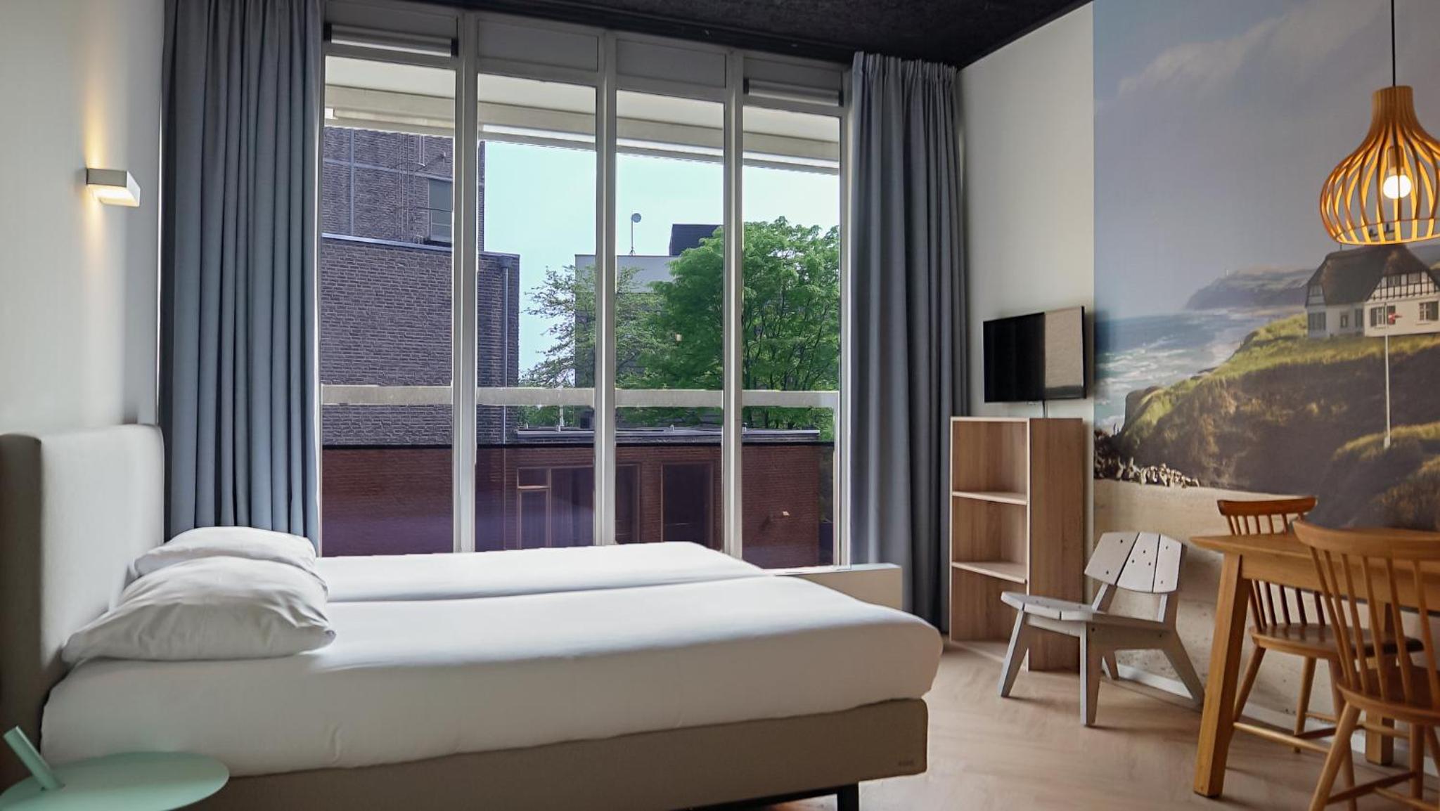 Medium Room photo 3