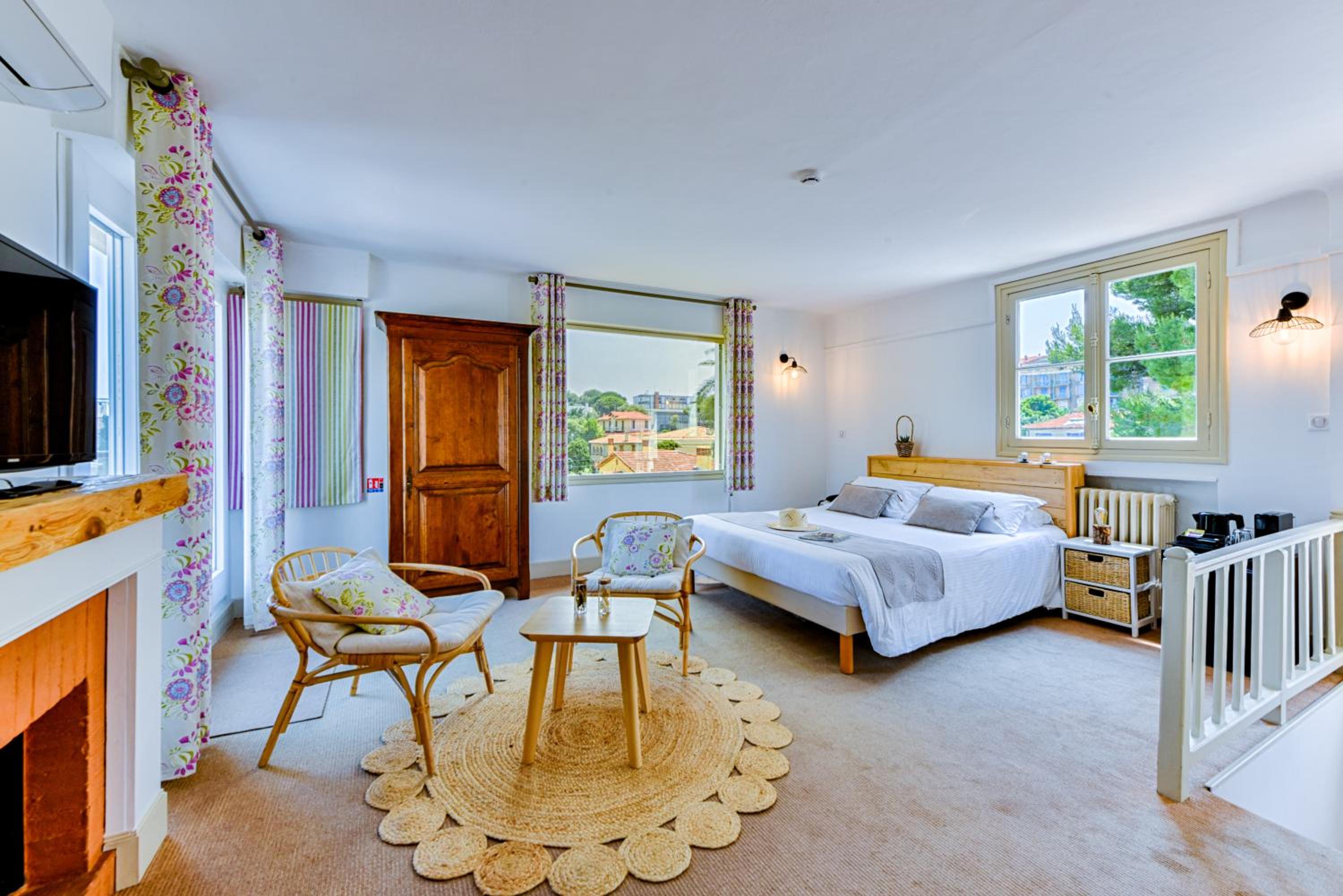 One-Bedroom Suite with Sea View