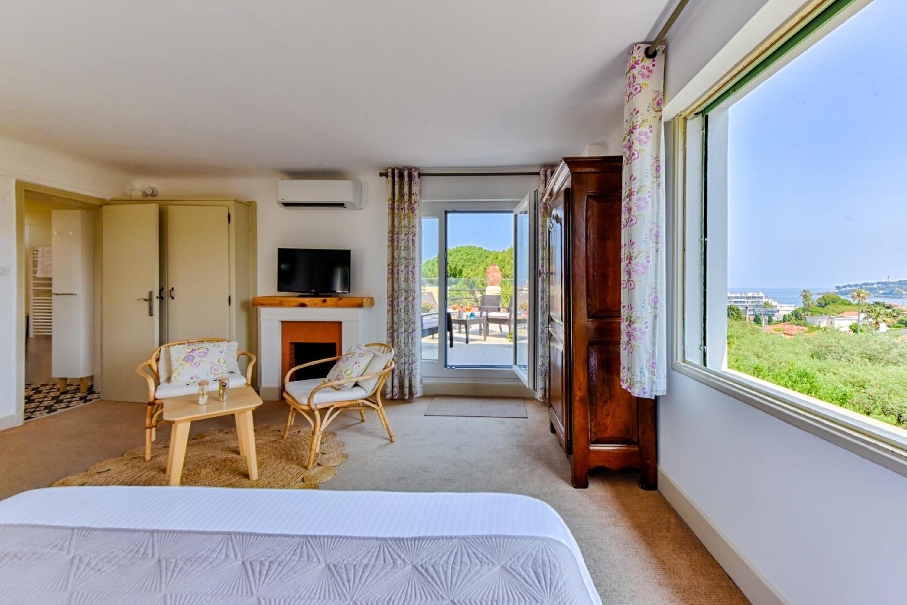 One-Bedroom Suite with Sea View photo 3