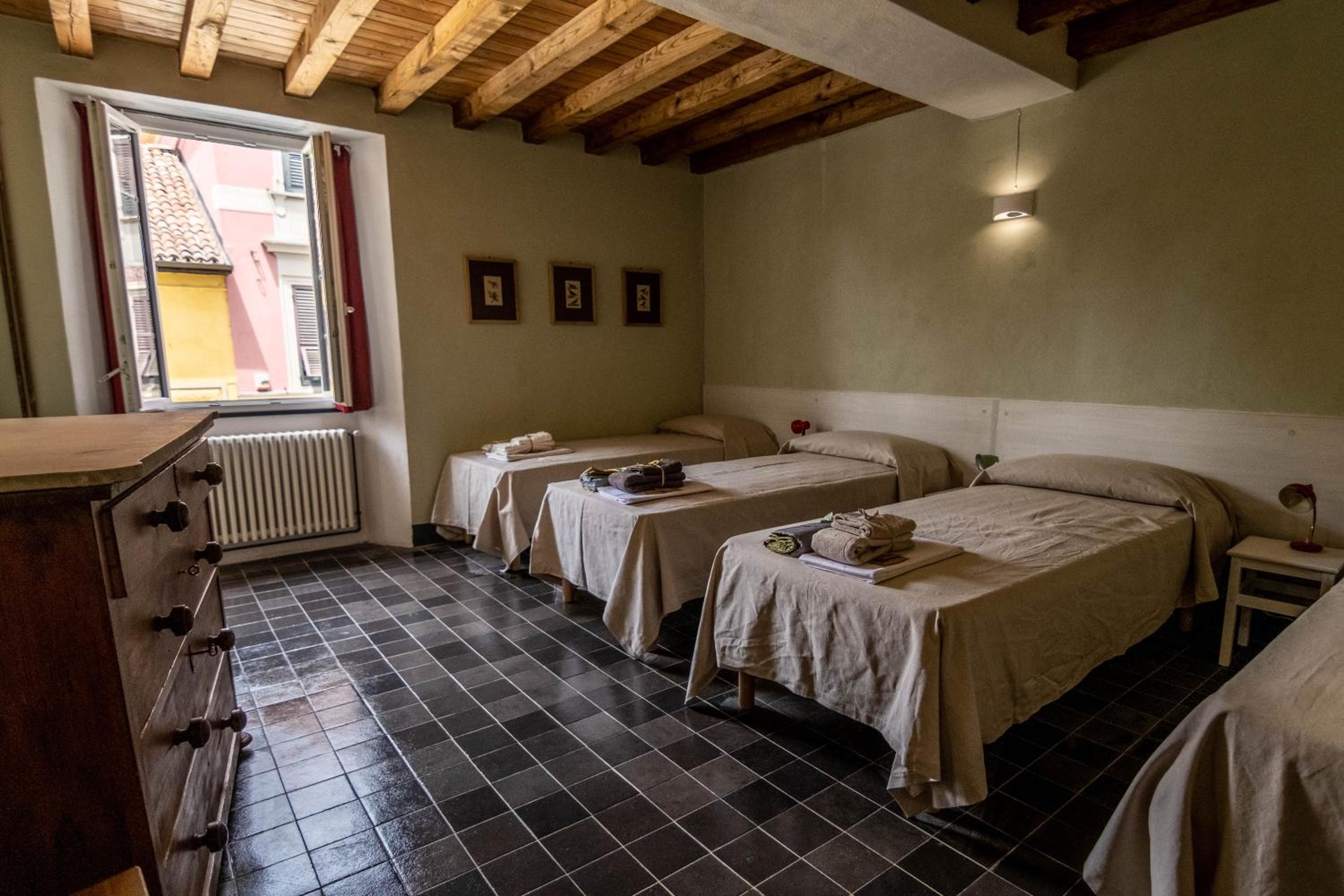 Quadruple Room with Private Bathroom photo 1