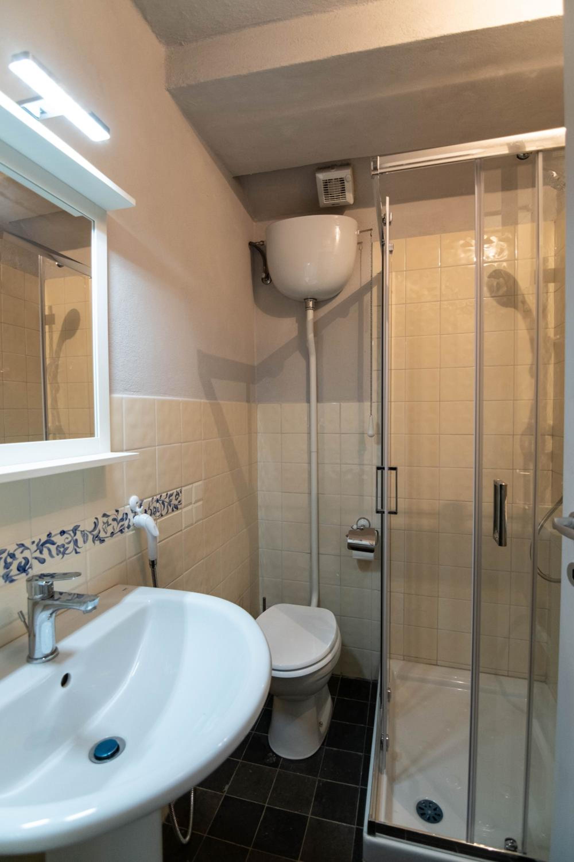 Quadruple Room with Private Bathroom photo 3