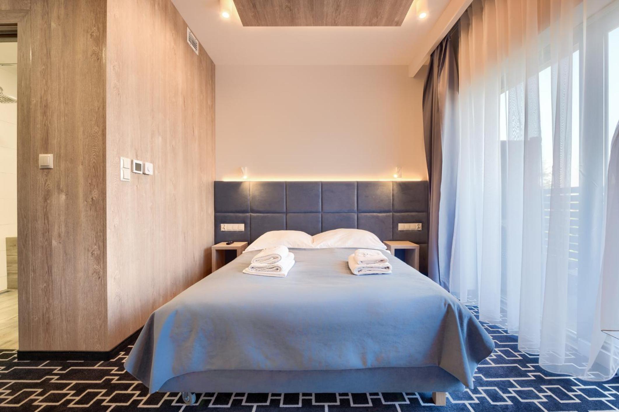 Deluxe Double Room with Balcony - Photo 9
