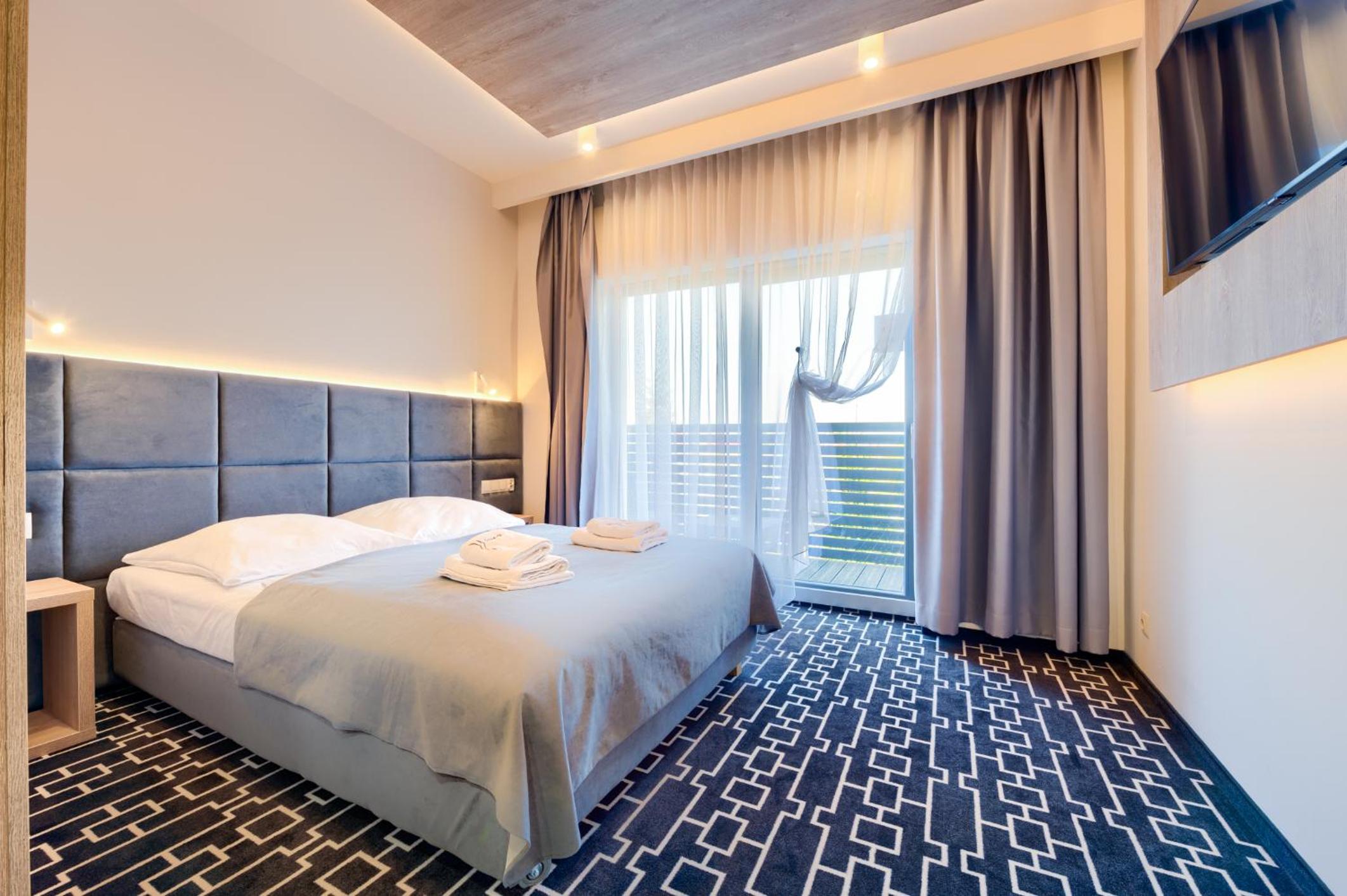 Deluxe Double Room with Balcony - Photo 6
