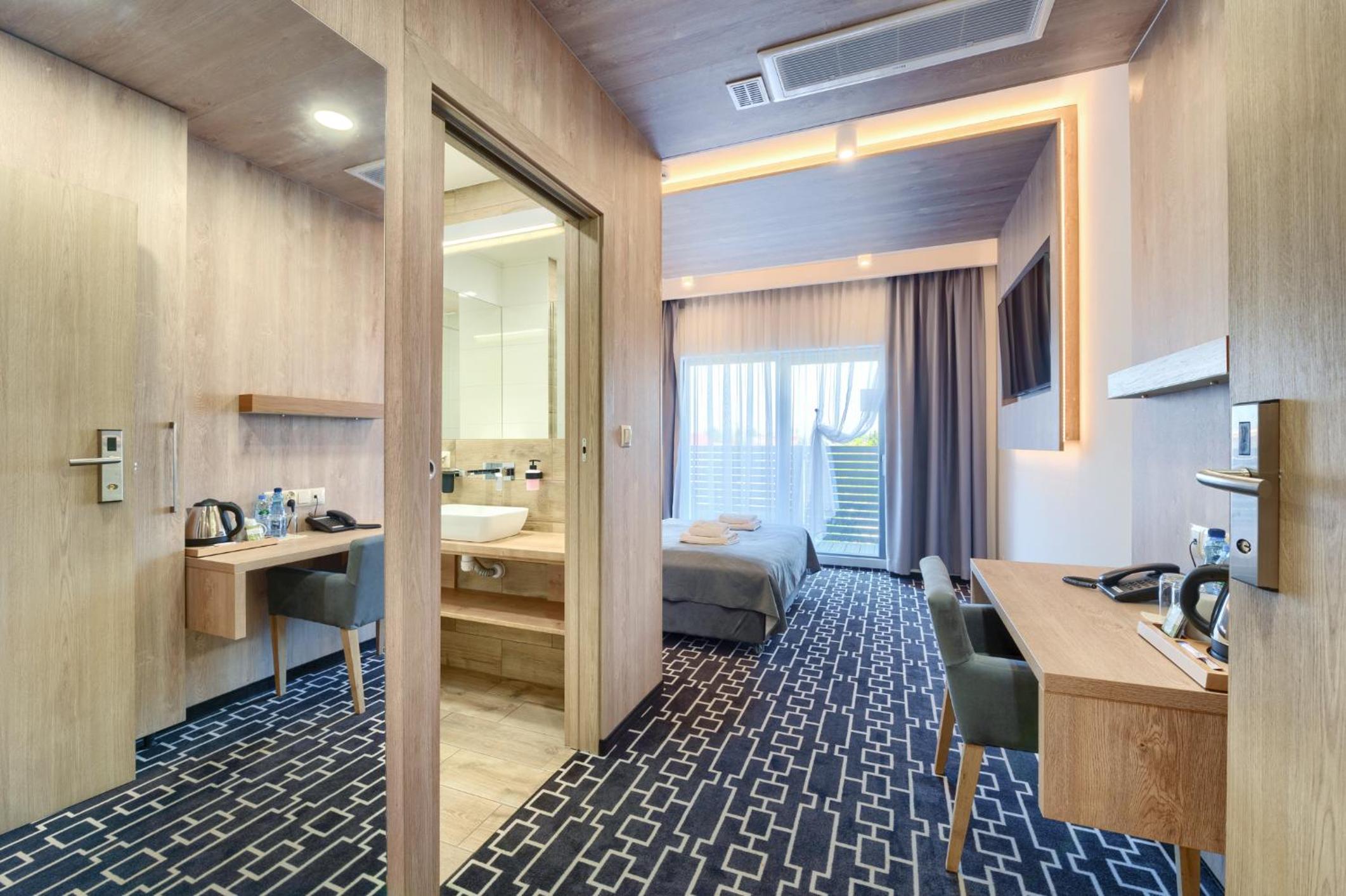 Deluxe Double Room with Balcony - Photo 7