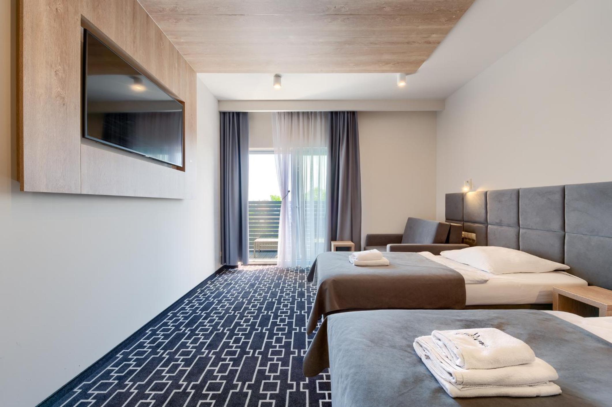 Twin Room with Balcony - Photo 5
