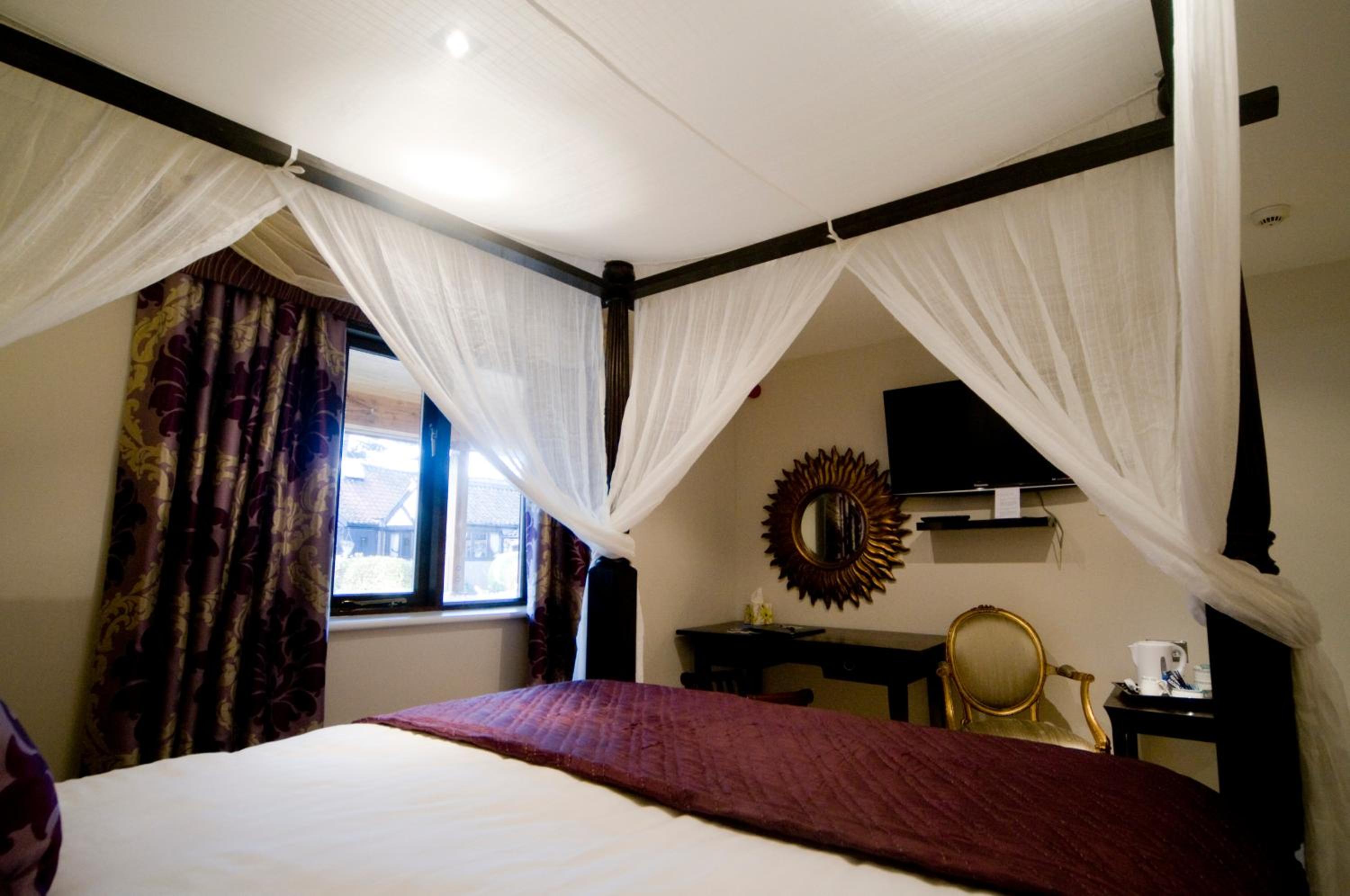 Four Poster Bedroom photo 2