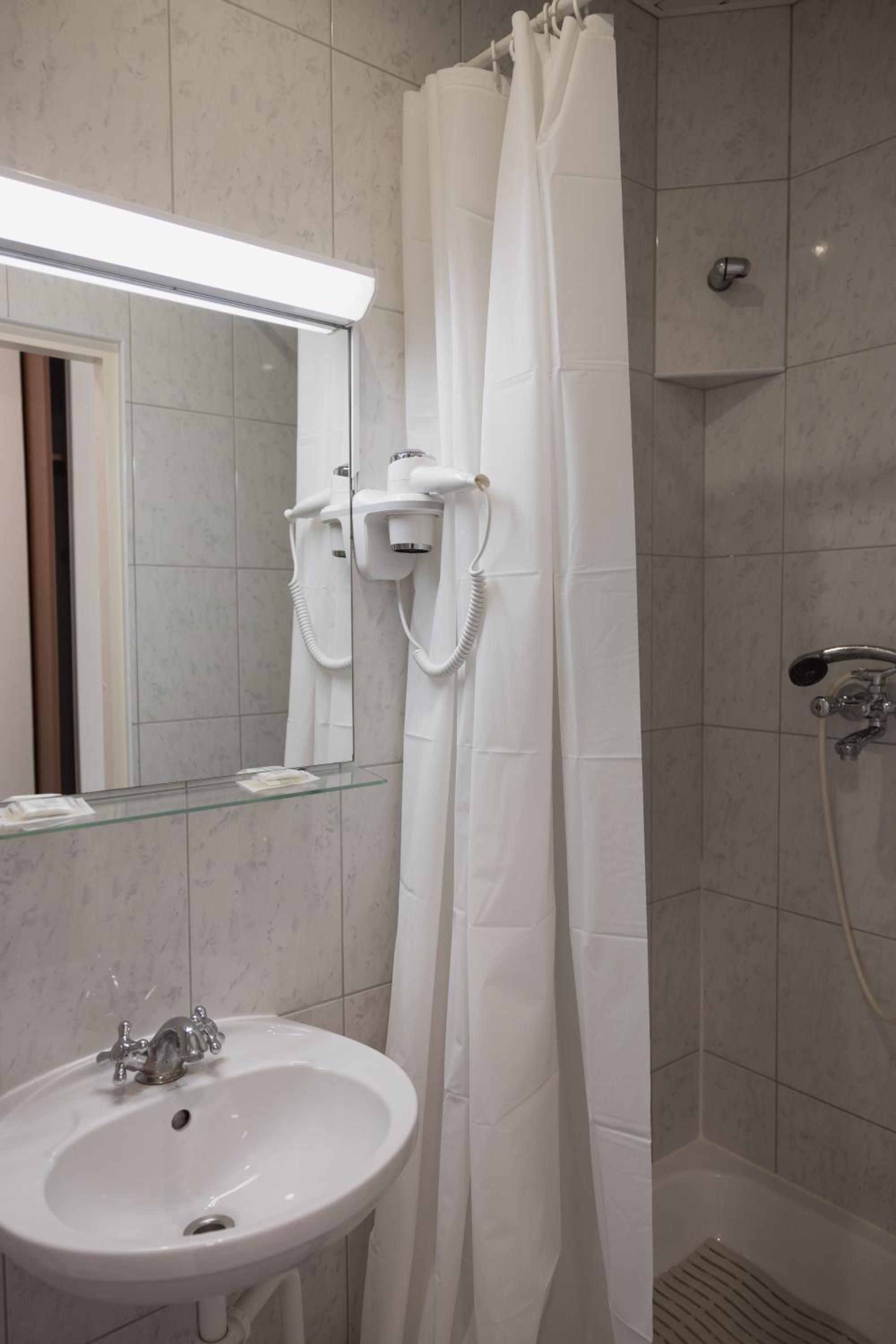 Twin Room - Photo 10