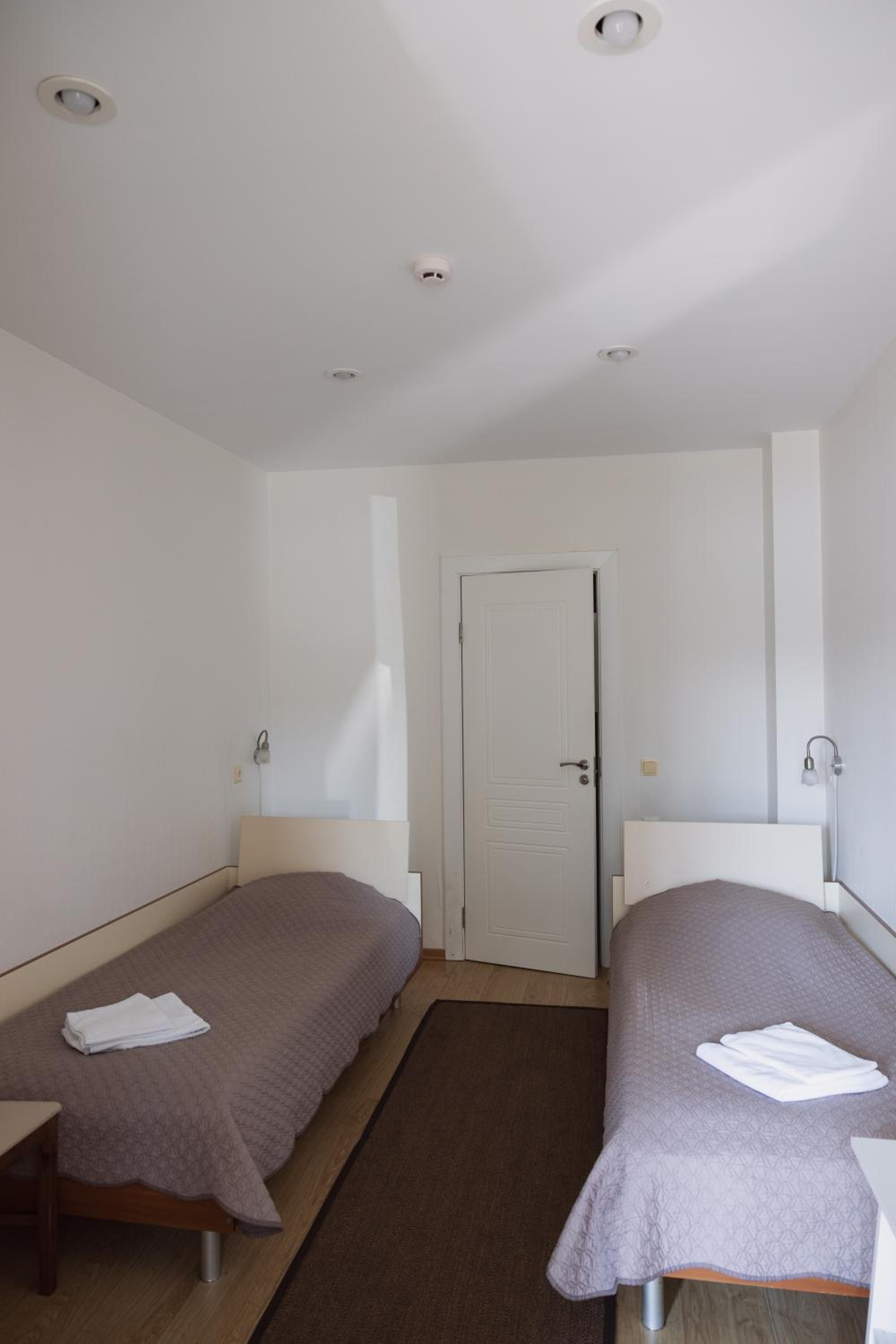 Twin Room - Photo 11