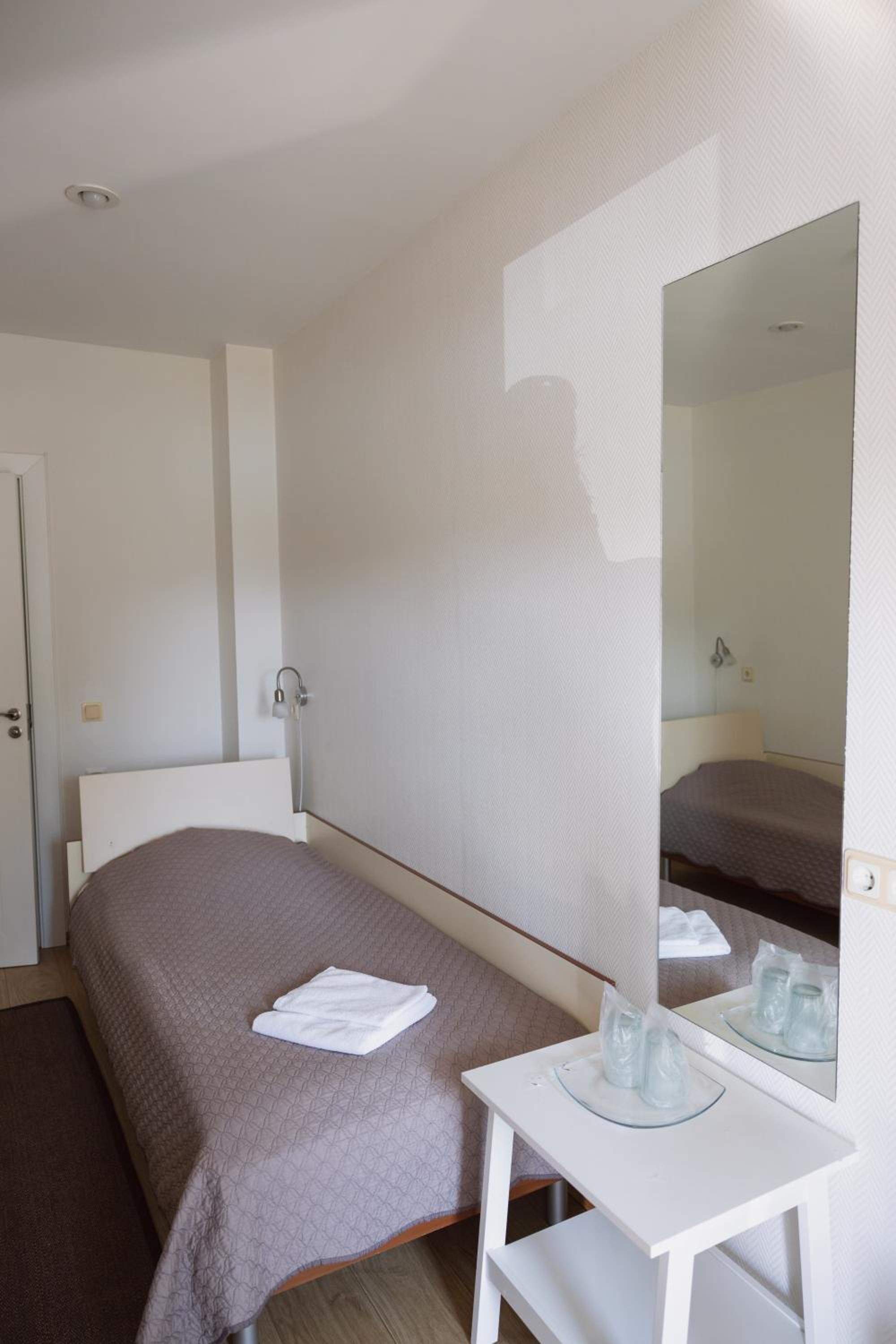 Twin Room - Photo 3