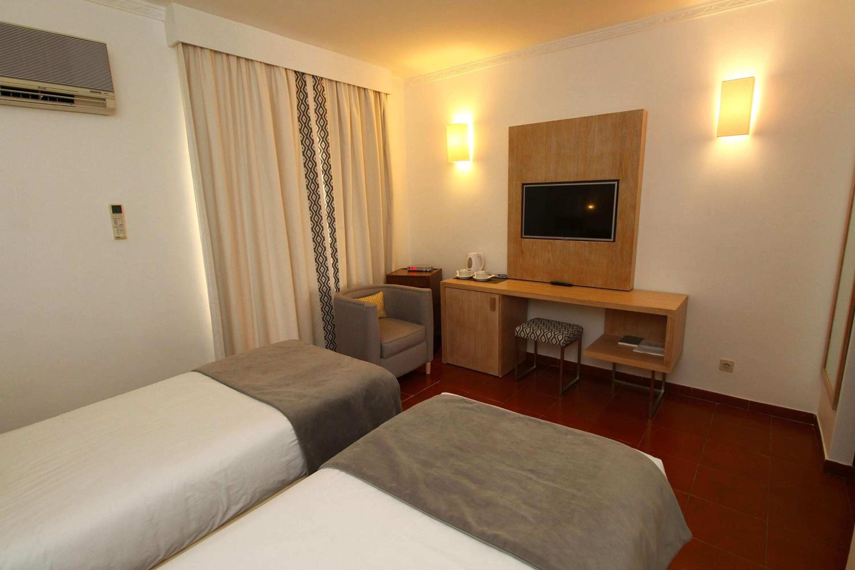 Standard Twin Room - Photo 14