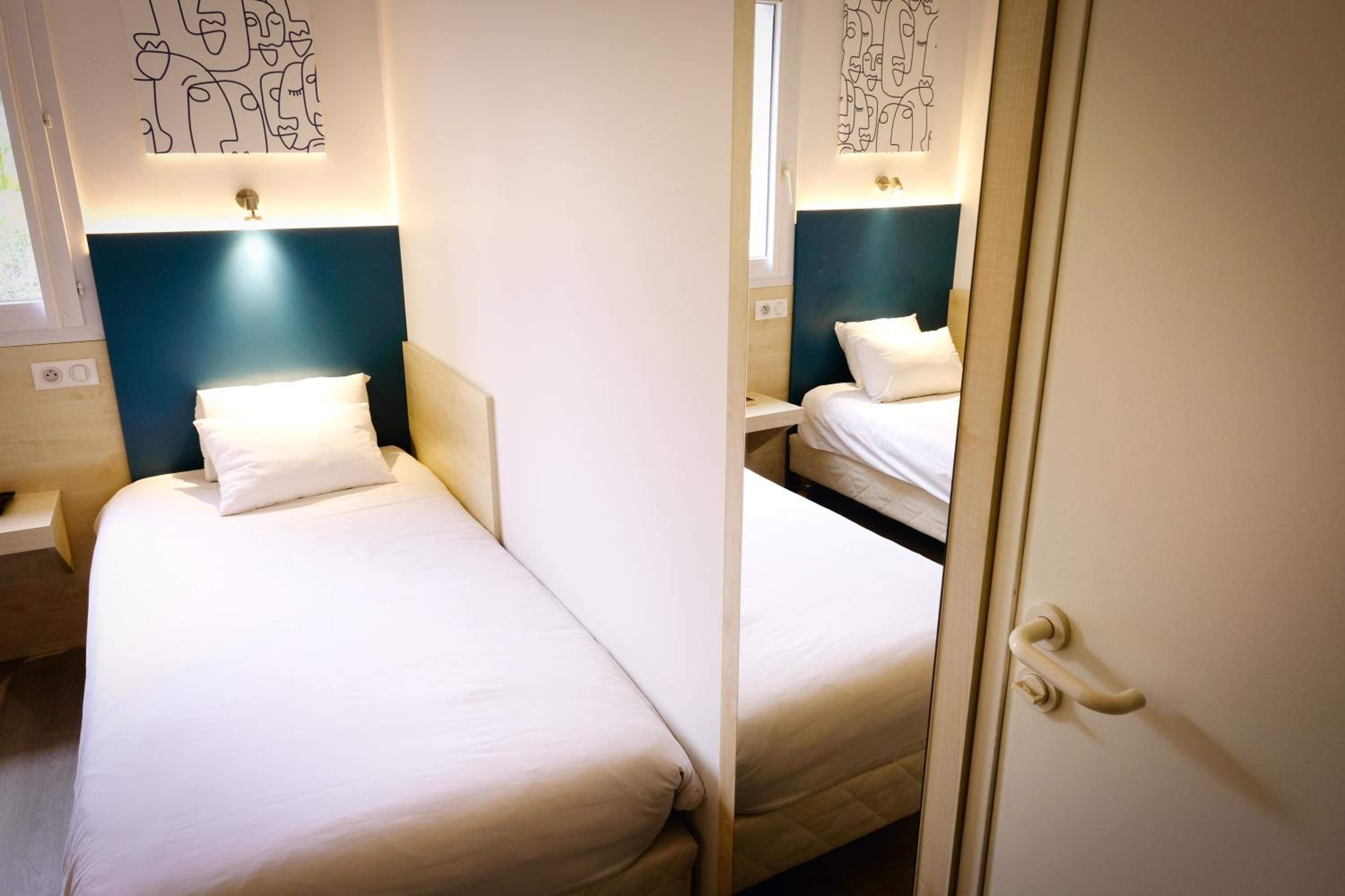 Quadruple Room with One Double Bed and Two Single Beds - Photo 1