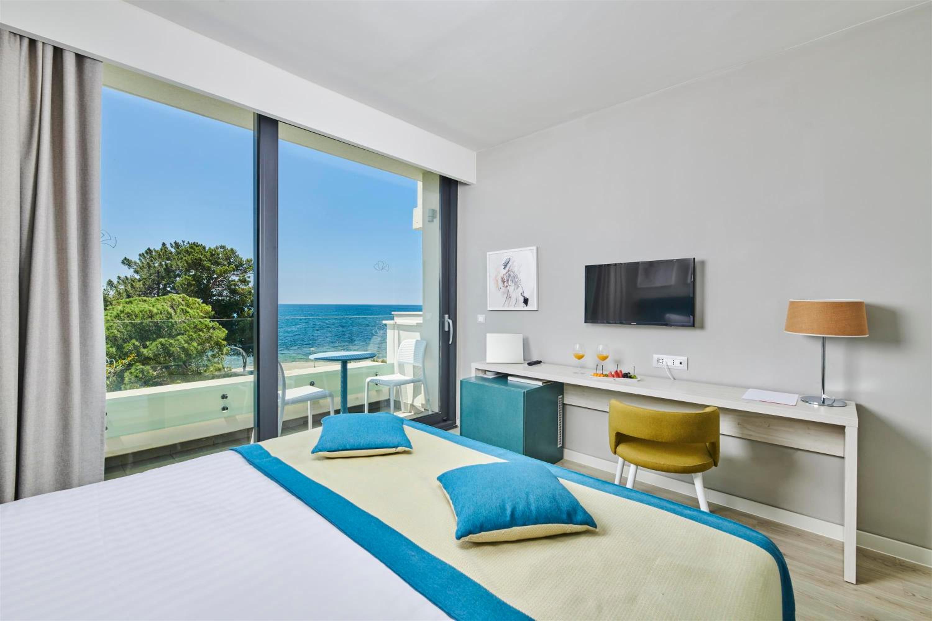 Classic Room with Balcony - Sea Side - Photo 1