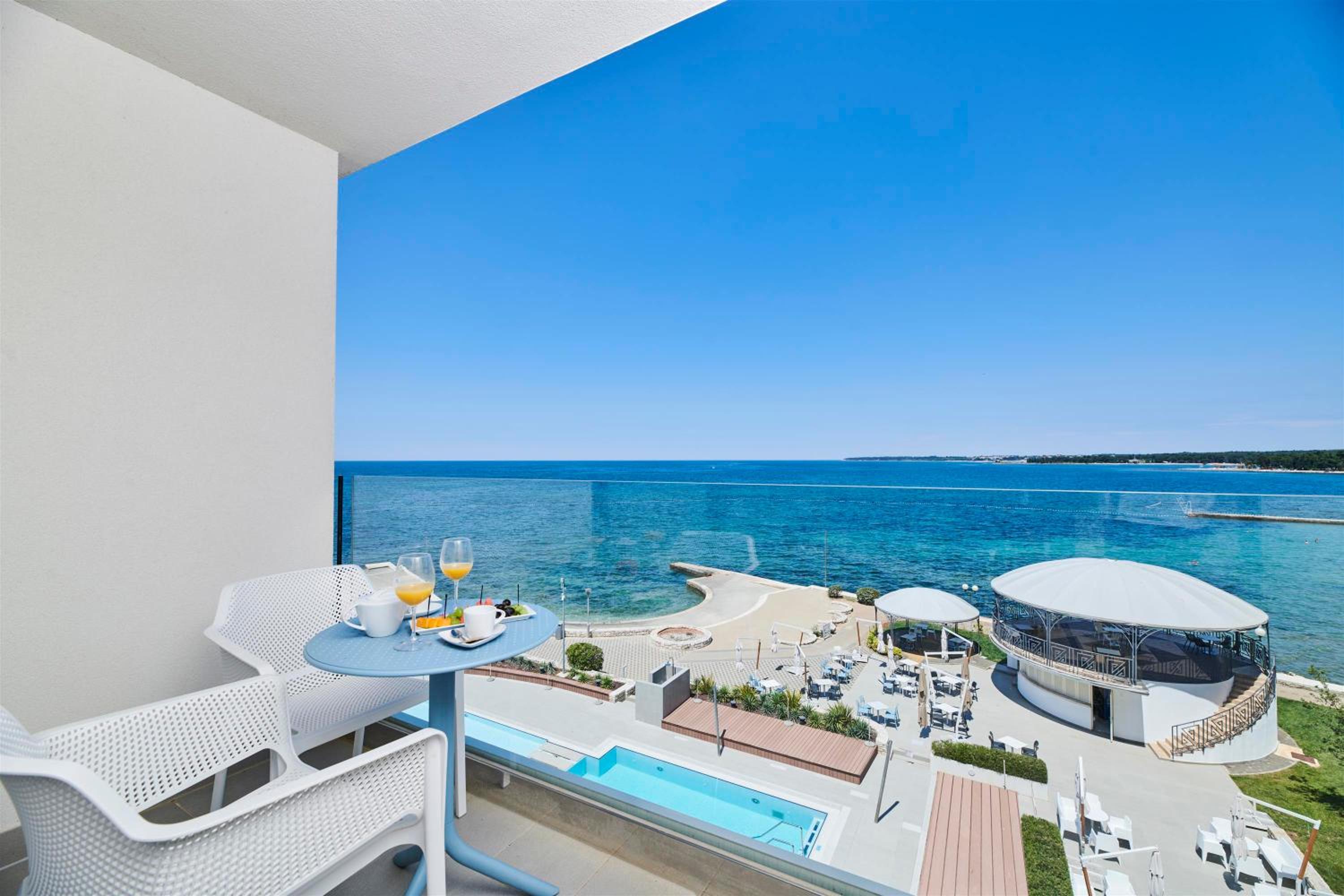 Premium Room with Balcony and Sea View - Photo 5