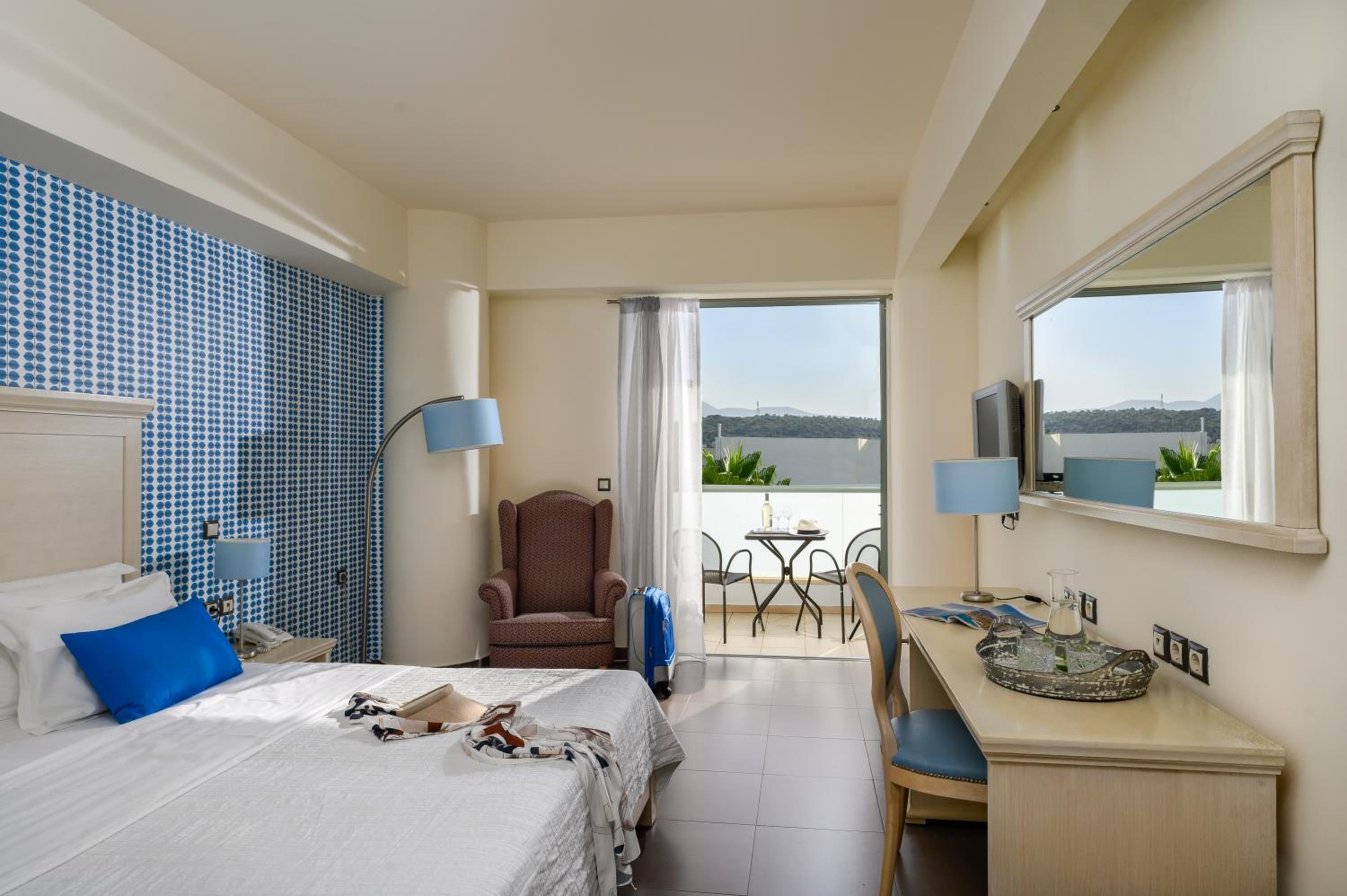 Junior Suite with Balcony - Photo 4