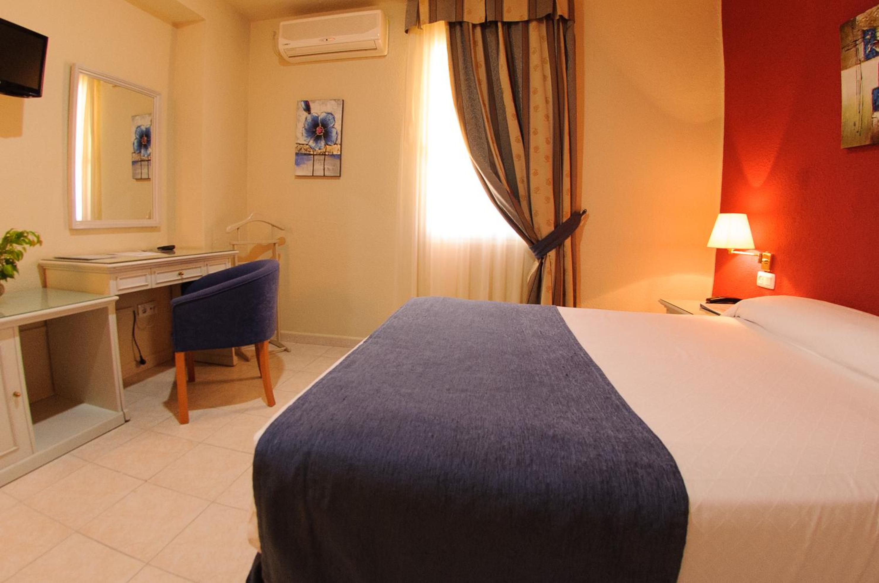 Double or Twin Room - Photo 10
