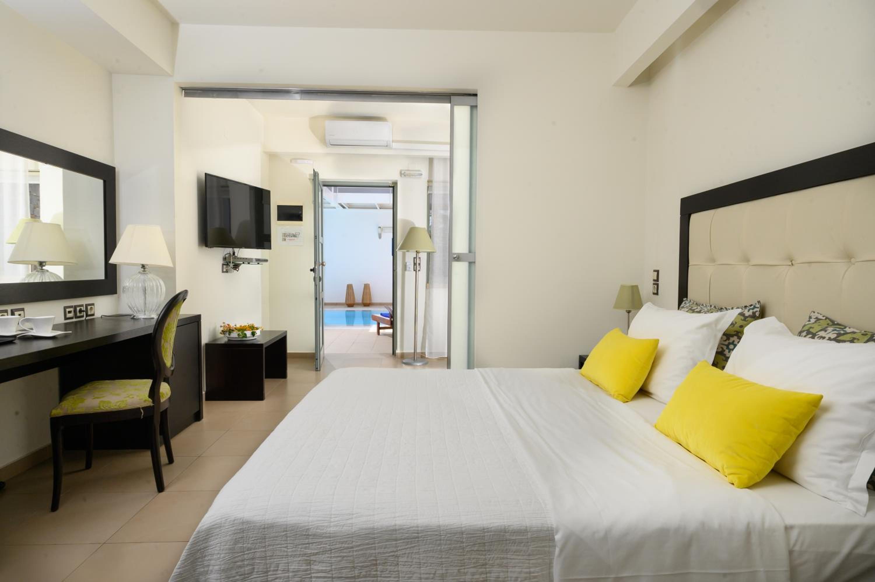 Suite - Photo 1