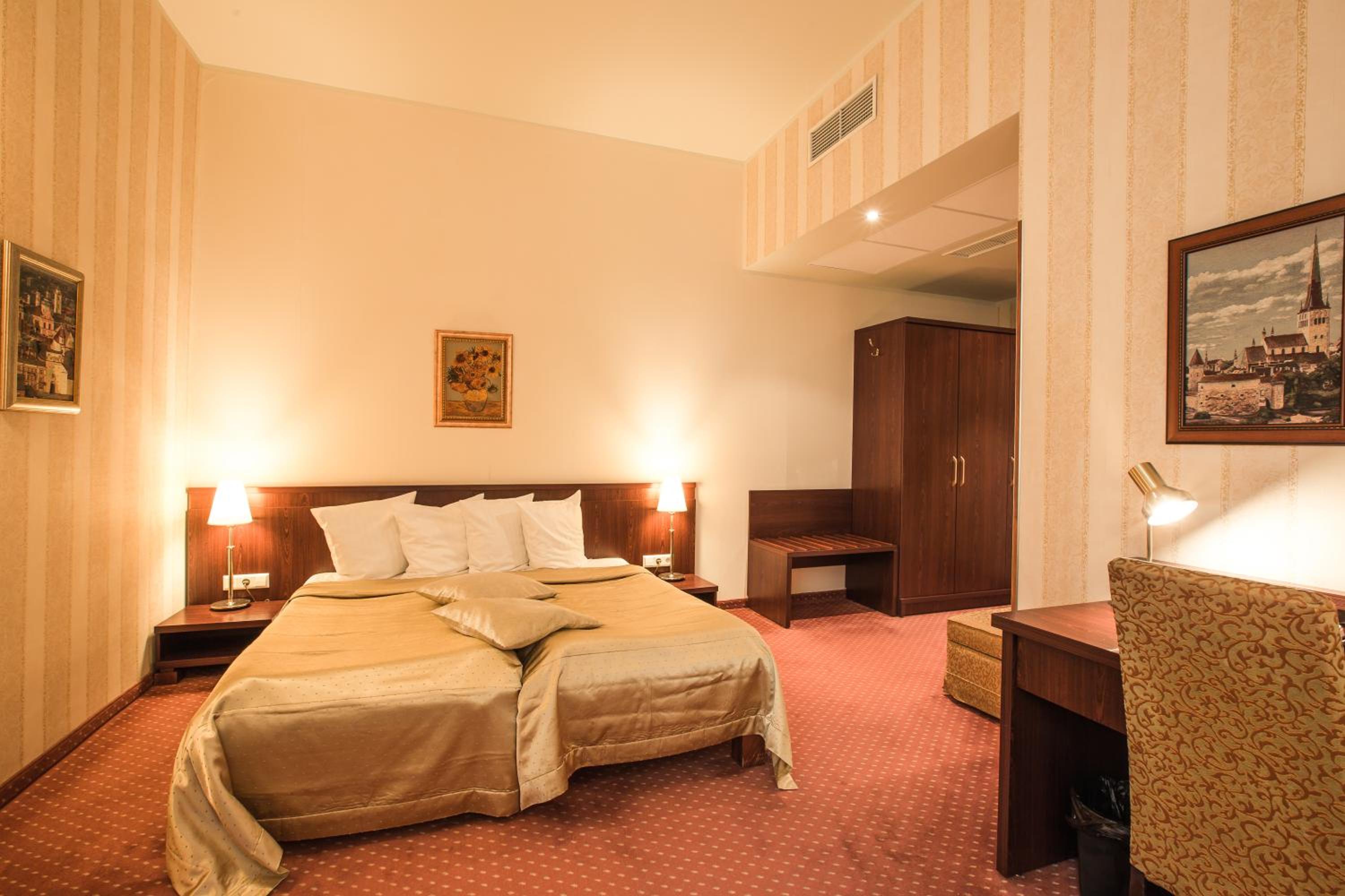 Double Room with Balcony - Photo 4