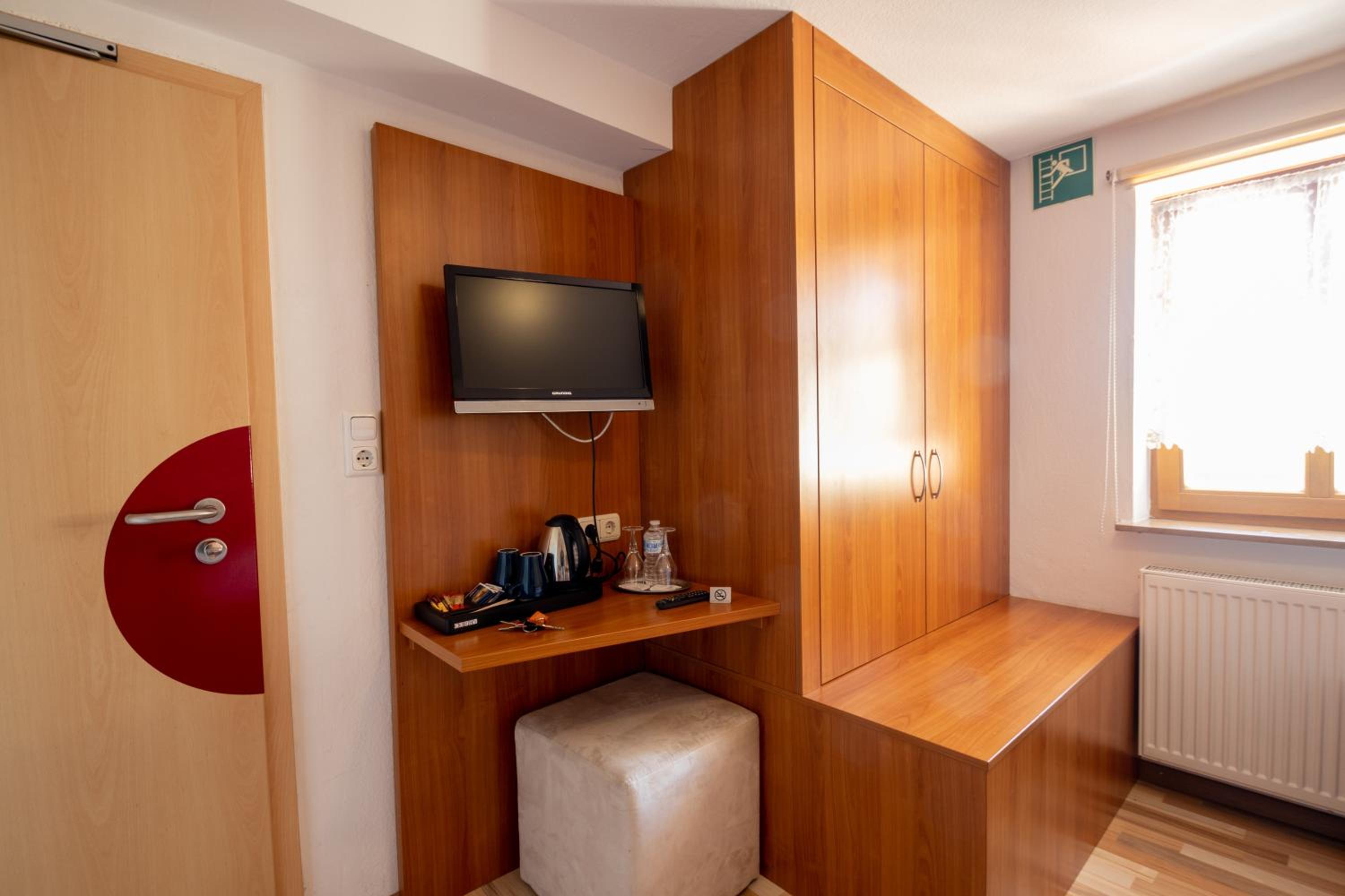Small Twin Room - Photo 24