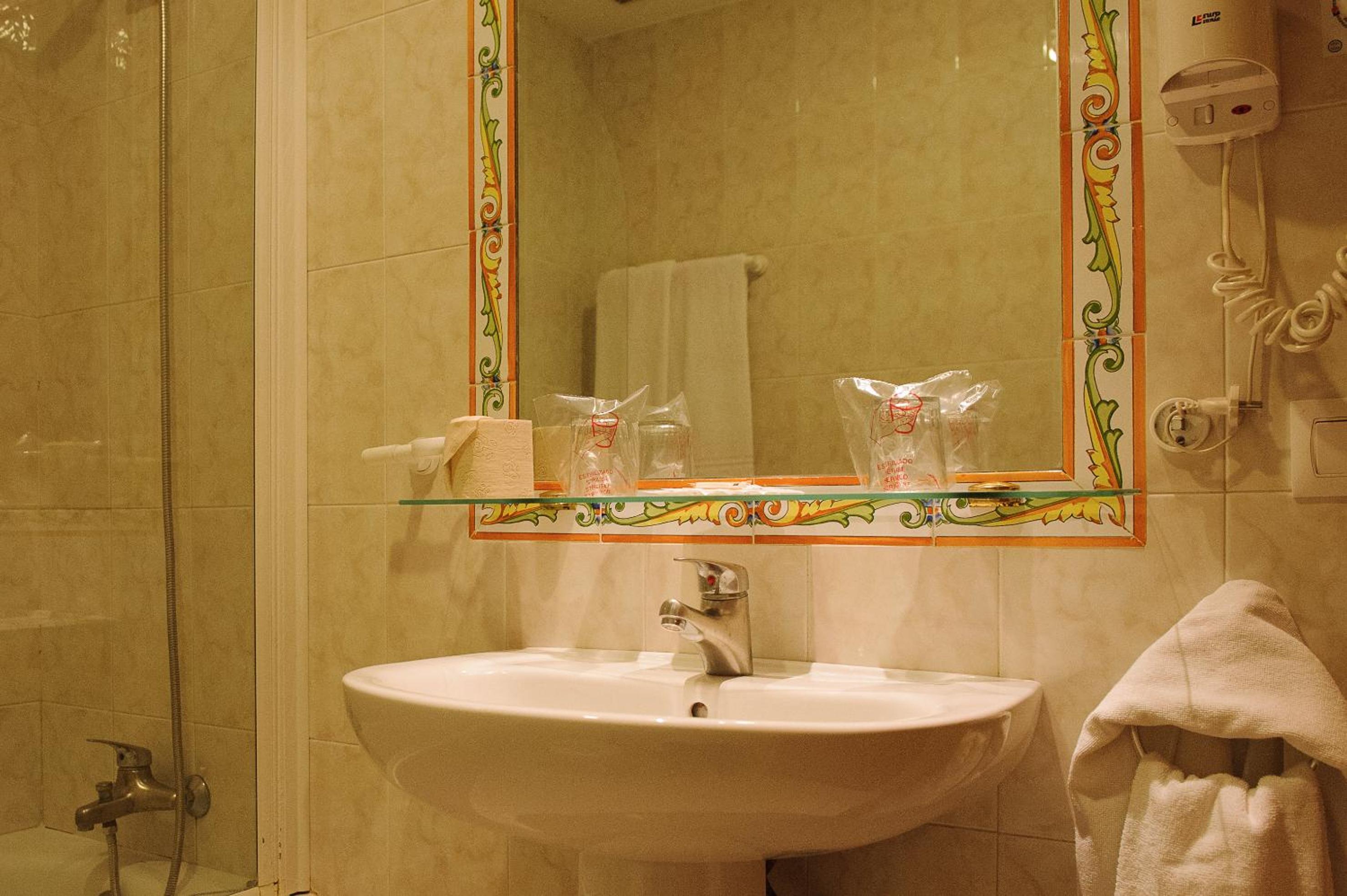 Double or Twin Room - Photo 12