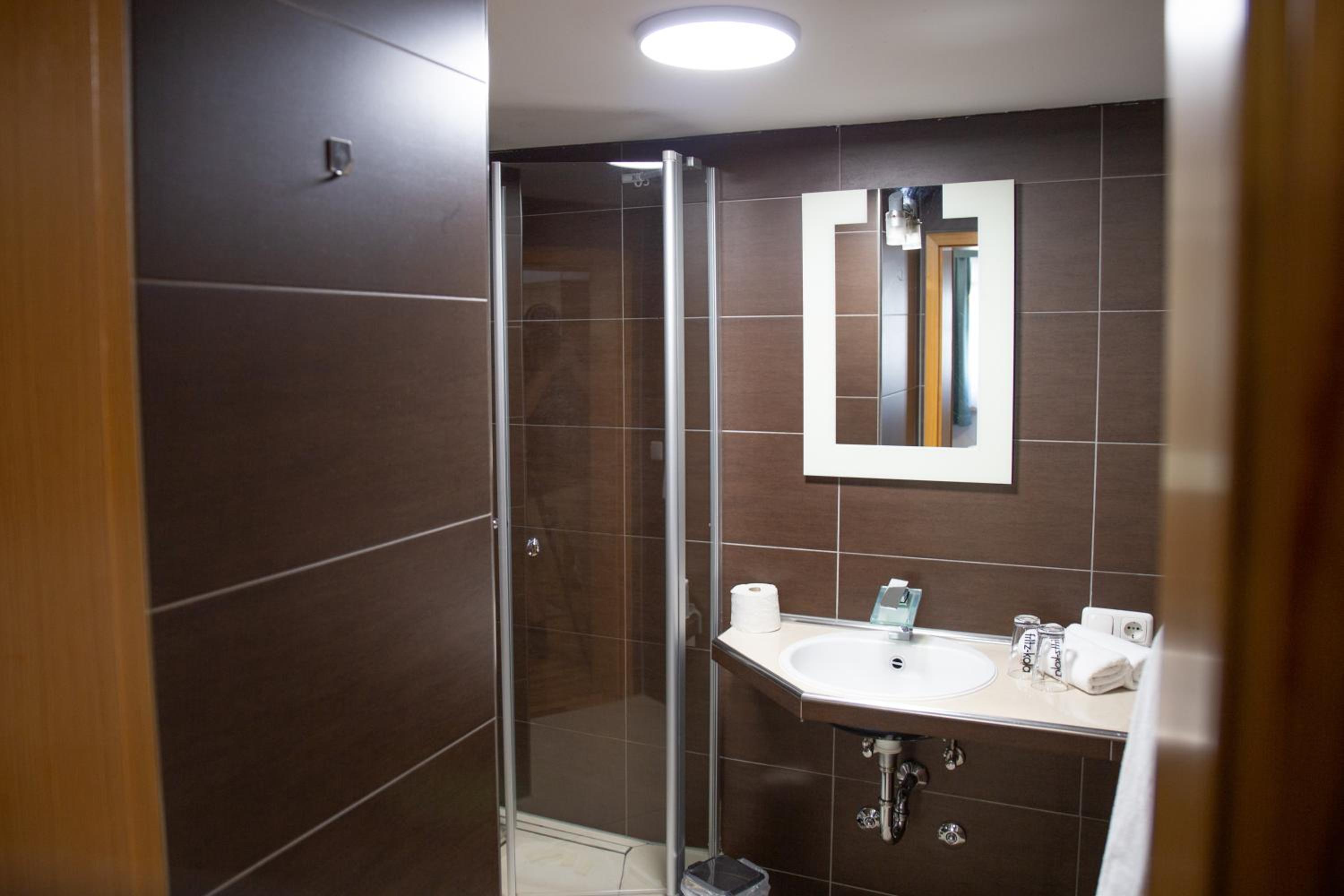 Standard Double Room - Photo 4