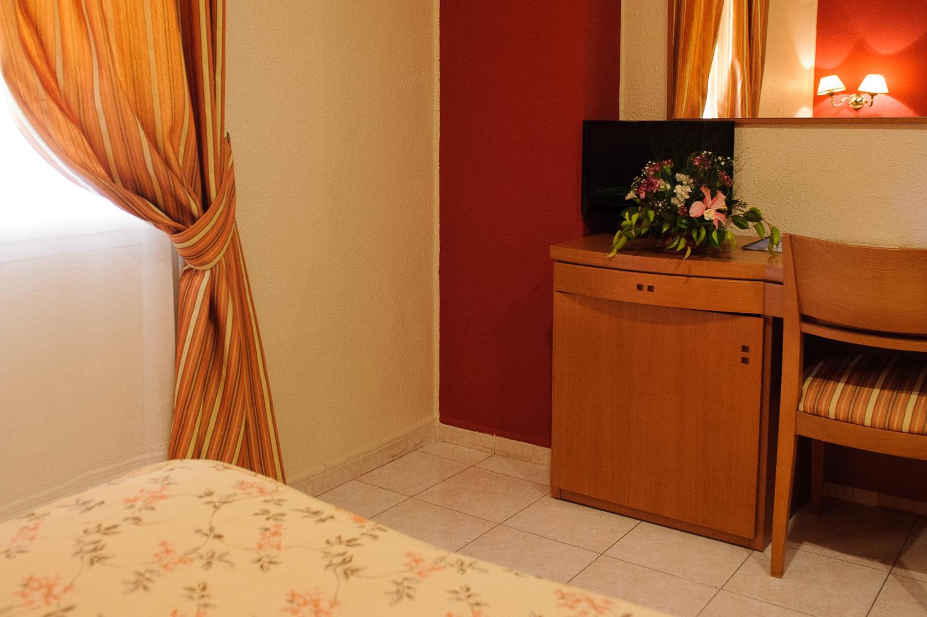 Triple Room (2 Adults + 1 Child) - Photo 5
