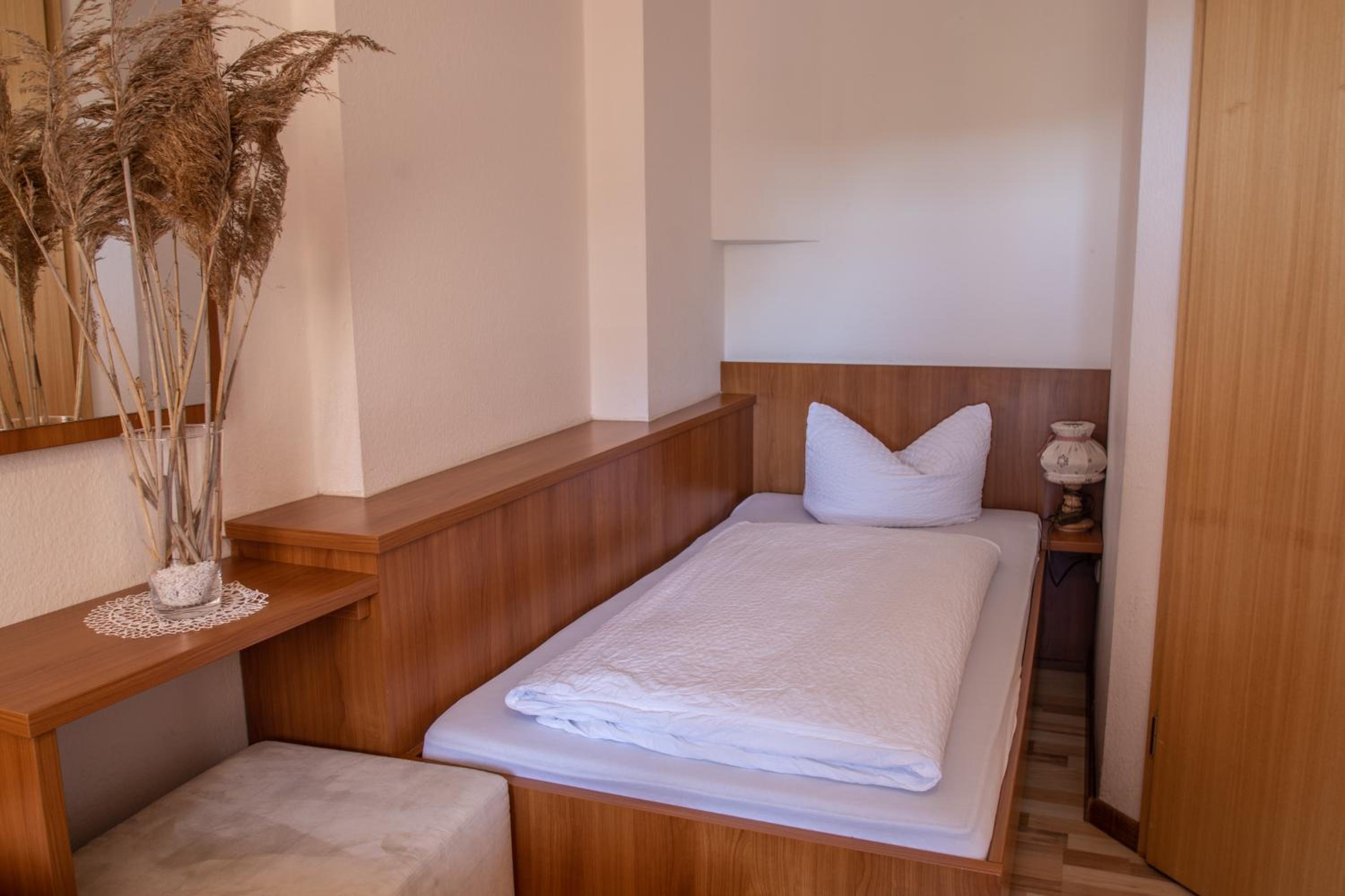 Small Twin Room - Photo 2