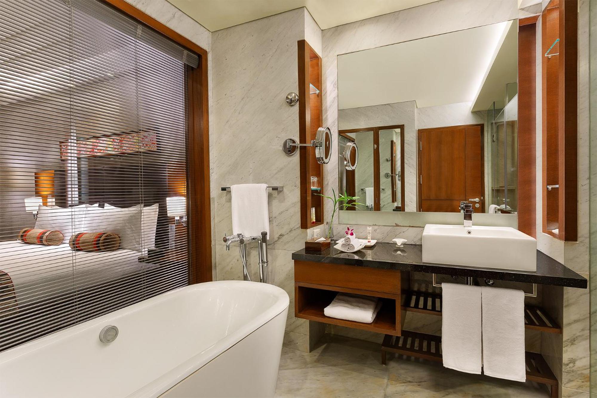 One-Bedroom Suite with Pool View – Lounge Access