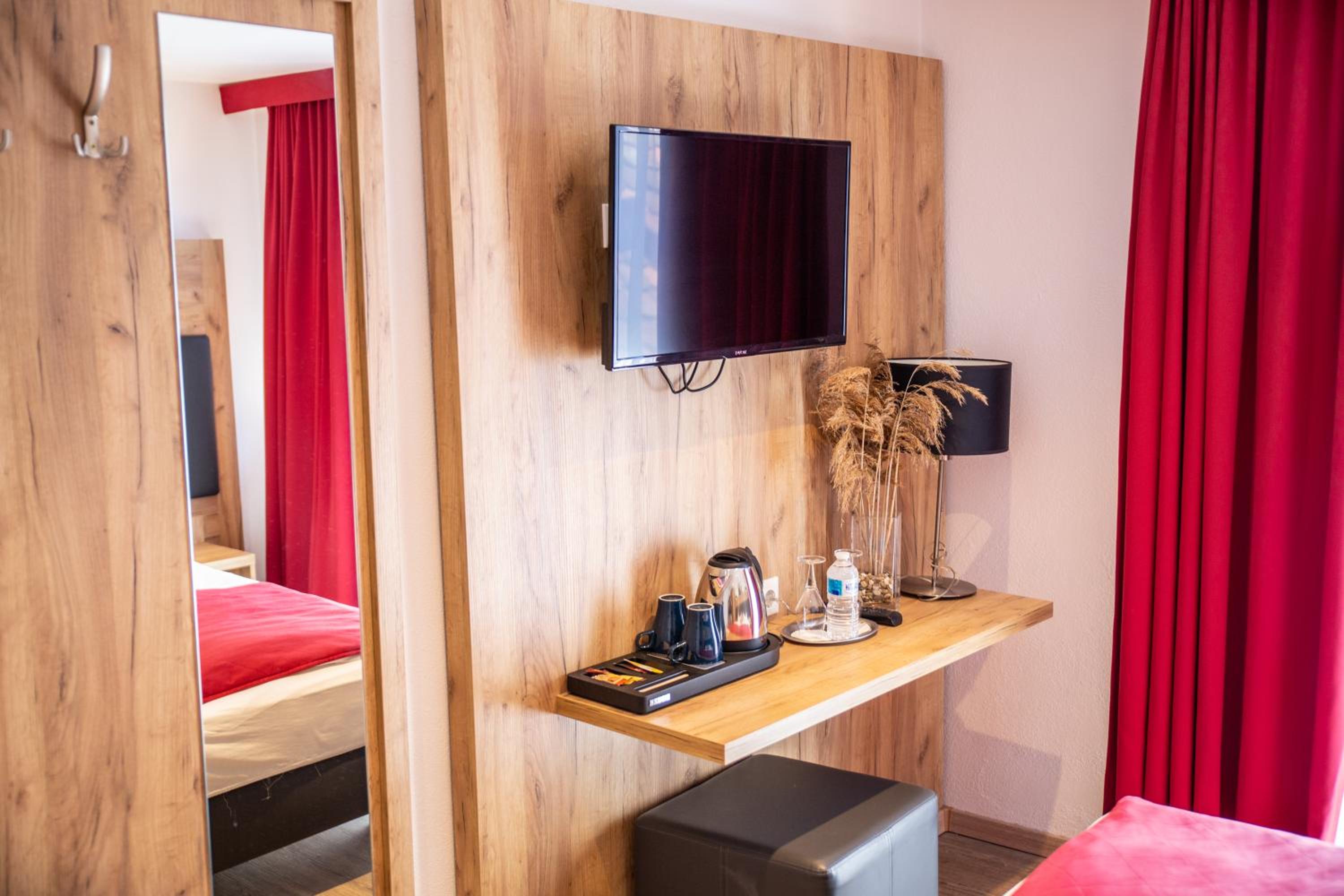 Budget Double Room - Photo 1