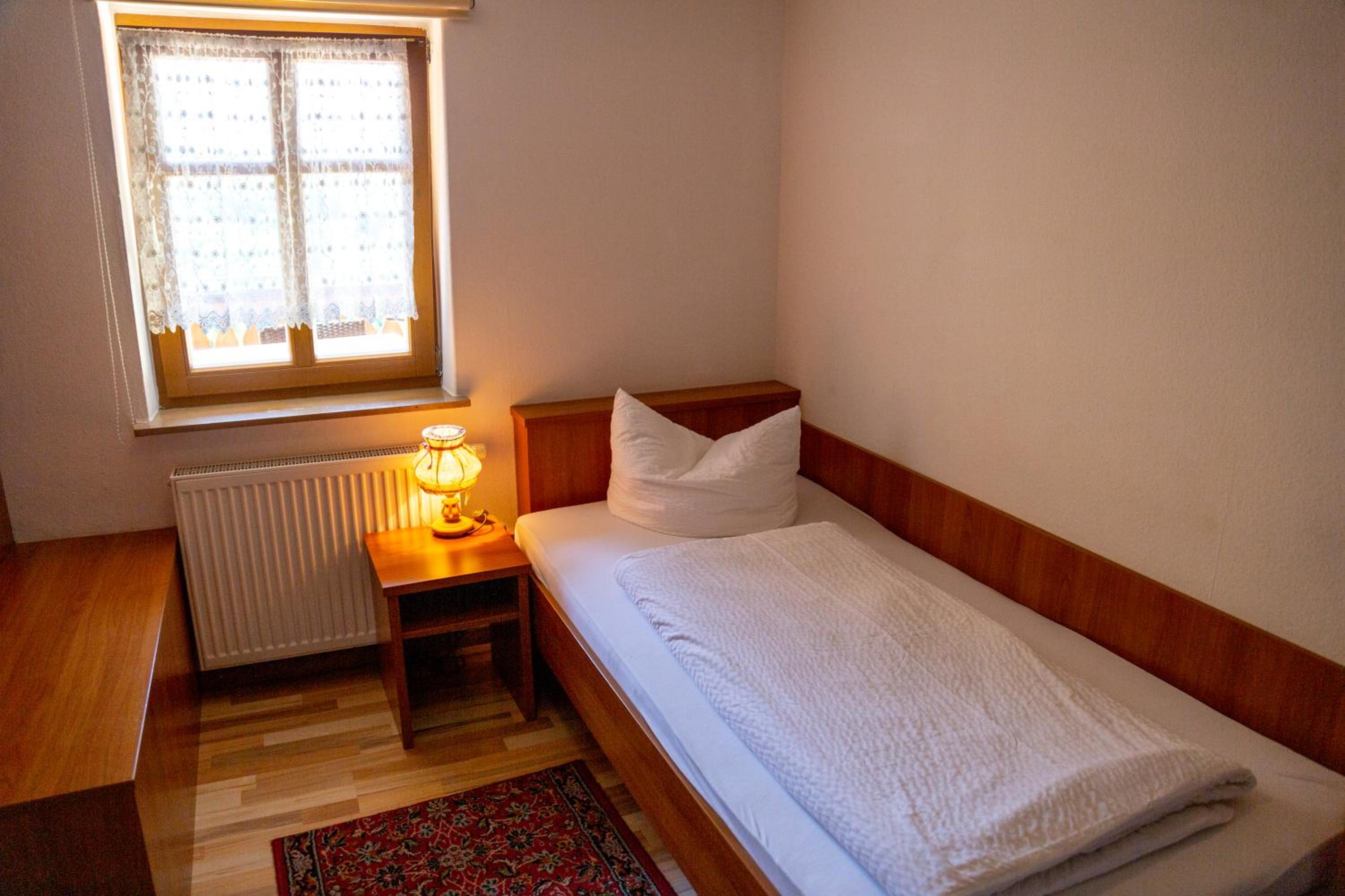 Small Twin Room - Photo 8