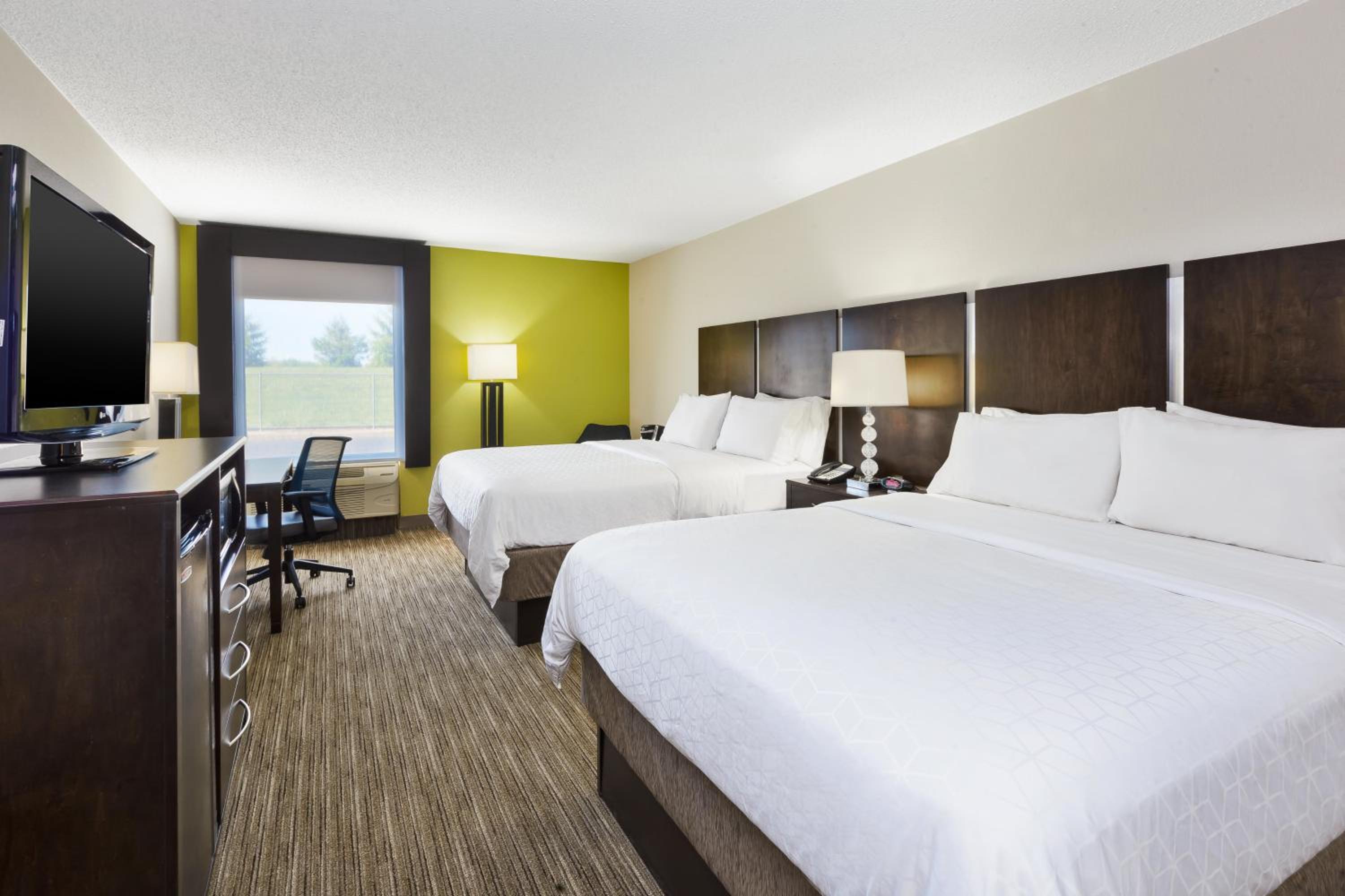 Standard Queen Room with Two Queen Beds - Photo 2