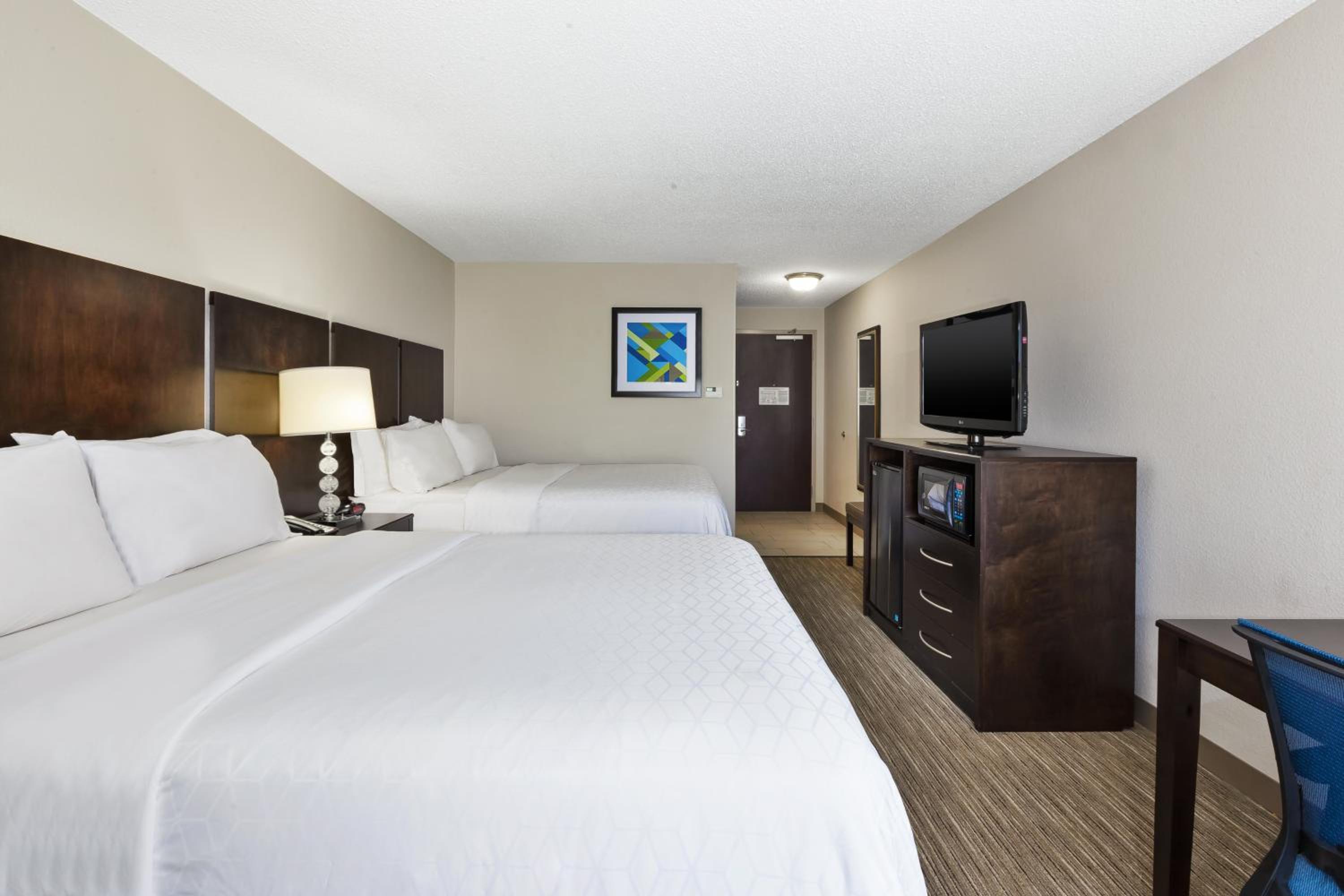 Standard Queen Room with Two Queen Beds - Photo 4